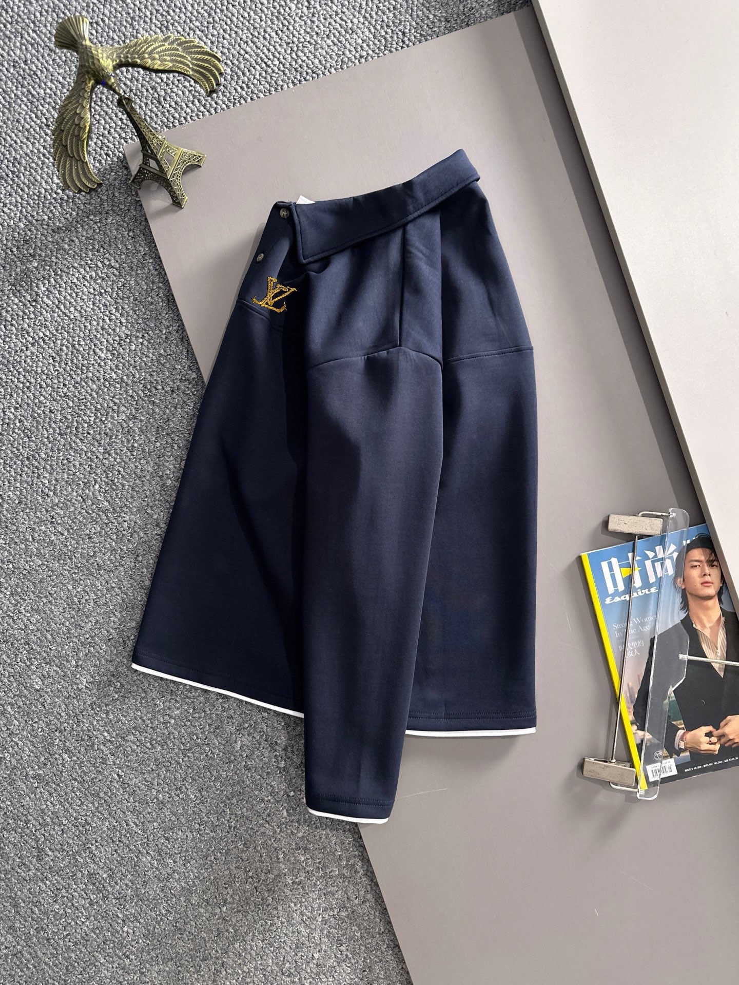 P230   LV独家首发25ss秋冬新款翻领卫衣长袖男女同款 众多明星同款 一般小作坊根本复制不了的工艺 不管是材质还是细节还原度以及工艺制作方面不惧任何挑战，只为给大家奉献绝妙产物 顶级原单版本随意对比 不惜成本只为做的更好 独一无二的进口面料手感 纯进口德国机器生产 精密操作万针密度 全套新款辅料三标同步定制齐全 上身百搭时尚 秋冬季节的完美选择穿搭必备单品 
码数表：m-4XL （下单报身高体重）