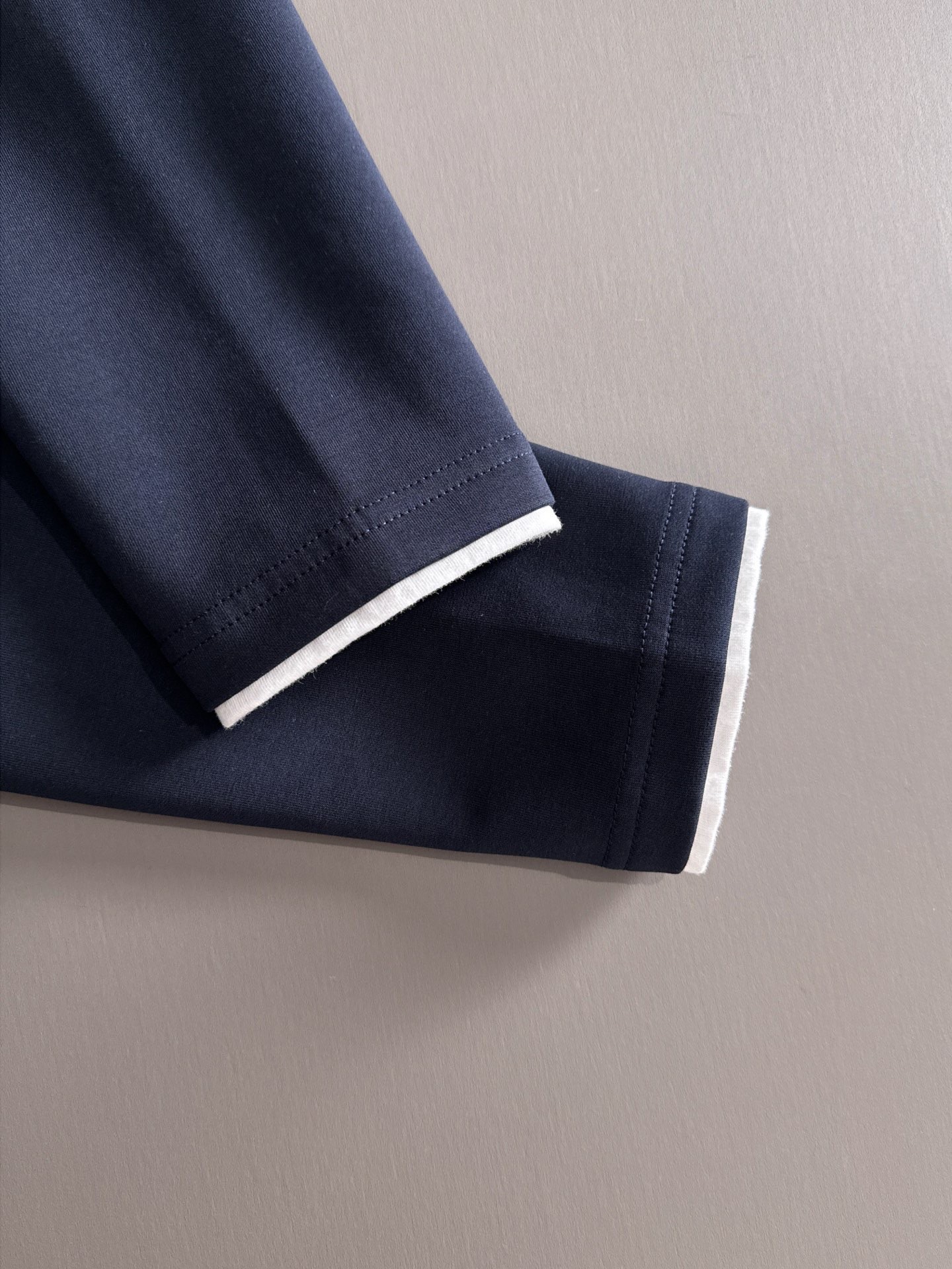 P230   LV独家首发25ss秋冬新款翻领卫衣长袖男女同款 众多明星同款 一般小作坊根本复制不了的工艺 不管是材质还是细节还原度以及工艺制作方面不惧任何挑战，只为给大家奉献绝妙产物 顶级原单版本随意对比 不惜成本只为做的更好 独一无二的进口面料手感 纯进口德国机器生产 精密操作万针密度 全套新款辅料三标同步定制齐全 上身百搭时尚 秋冬季节的完美选择穿搭必备单品 
码数表：m-4XL （下单报身高体重）