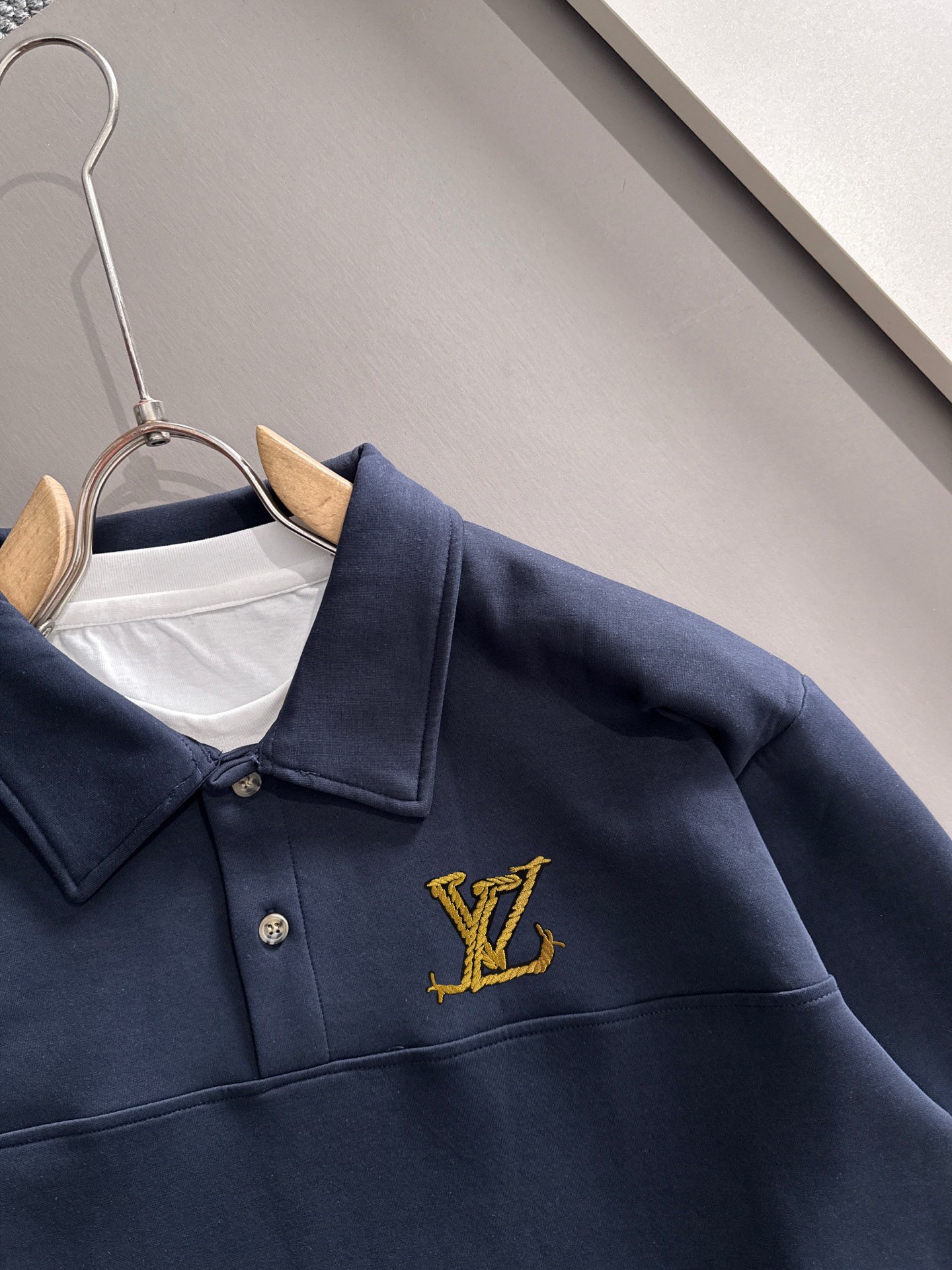 P230   LV独家首发25ss秋冬新款翻领卫衣长袖男女同款 众多明星同款 一般小作坊根本复制不了的工艺 不管是材质还是细节还原度以及工艺制作方面不惧任何挑战，只为给大家奉献绝妙产物 顶级原单版本随意对比 不惜成本只为做的更好 独一无二的进口面料手感 纯进口德国机器生产 精密操作万针密度 全套新款辅料三标同步定制齐全 上身百搭时尚 秋冬季节的完美选择穿搭必备单品 
码数表：m-4XL （下单报身高体重）