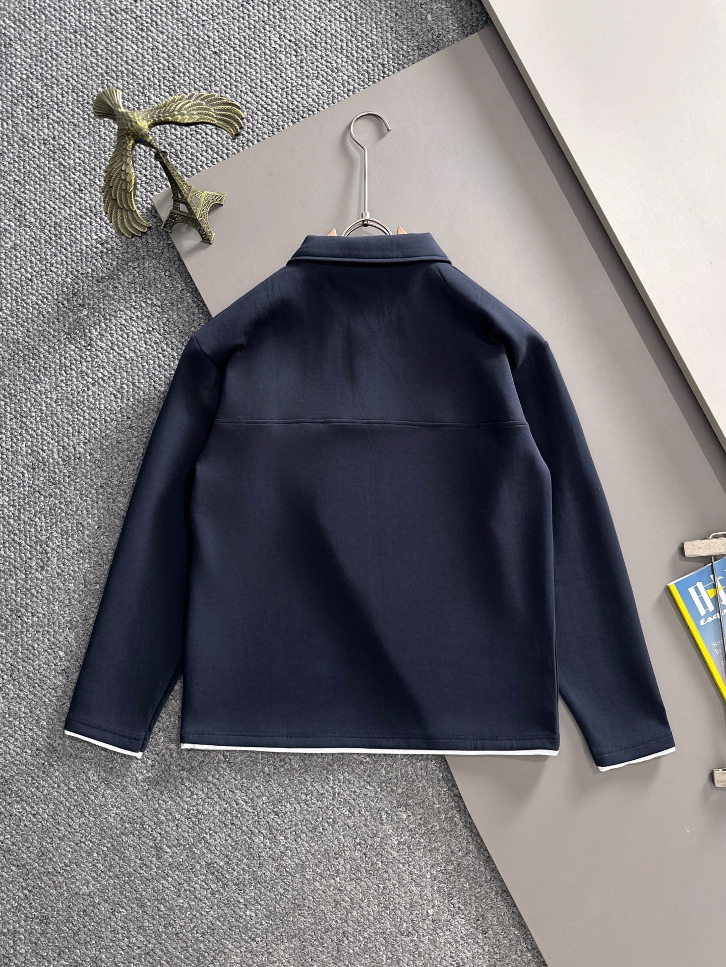 P230   LV独家首发25ss秋冬新款翻领卫衣长袖男女同款 众多明星同款 一般小作坊根本复制不了的工艺 不管是材质还是细节还原度以及工艺制作方面不惧任何挑战，只为给大家奉献绝妙产物 顶级原单版本随意对比 不惜成本只为做的更好 独一无二的进口面料手感 纯进口德国机器生产 精密操作万针密度 全套新款辅料三标同步定制齐全 上身百搭时尚 秋冬季节的完美选择穿搭必备单品 
码数表：m-4XL （下单报身高体重）