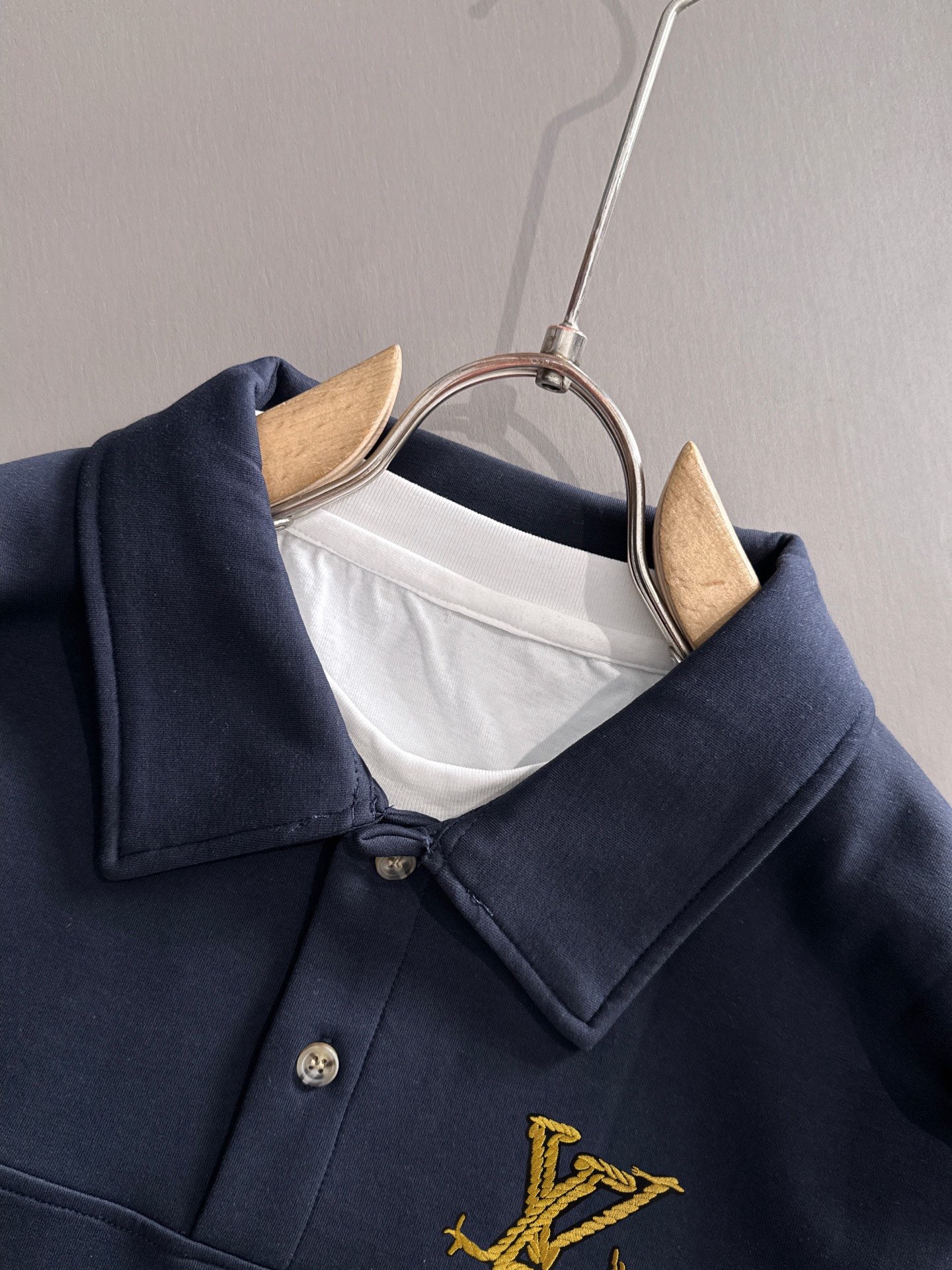 P230   LV独家首发25ss秋冬新款翻领卫衣长袖男女同款 众多明星同款 一般小作坊根本复制不了的工艺 不管是材质还是细节还原度以及工艺制作方面不惧任何挑战，只为给大家奉献绝妙产物 顶级原单版本随意对比 不惜成本只为做的更好 独一无二的进口面料手感 纯进口德国机器生产 精密操作万针密度 全套新款辅料三标同步定制齐全 上身百搭时尚 秋冬季节的完美选择穿搭必备单品 
码数表：m-4XL （下单报身高体重）