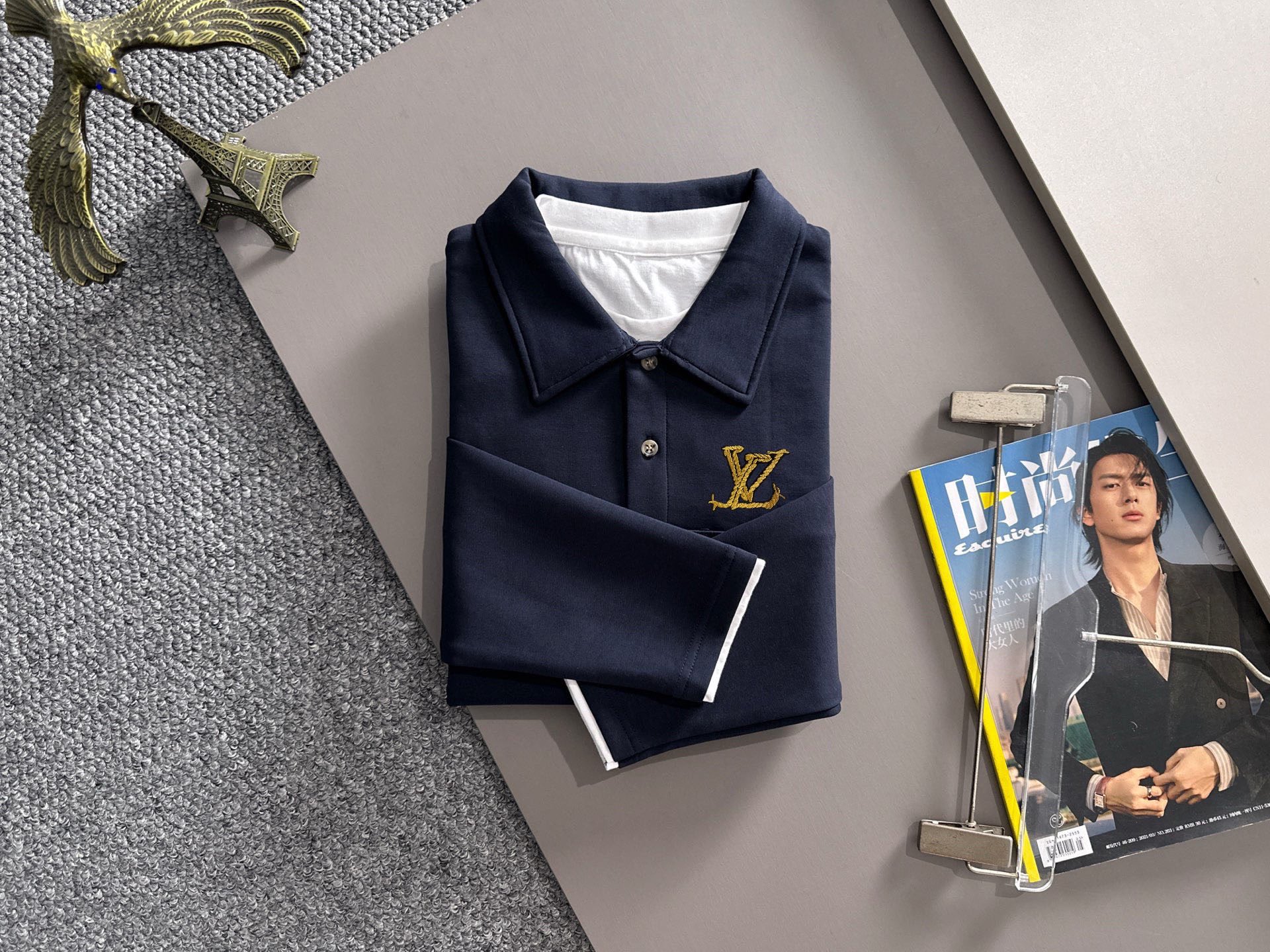 P230   LV独家首发25ss秋冬新款翻领卫衣长袖男女同款 众多明星同款 一般小作坊根本复制不了的工艺 不管是材质还是细节还原度以及工艺制作方面不惧任何挑战，只为给大家奉献绝妙产物 顶级原单版本随意对比 不惜成本只为做的更好 独一无二的进口面料手感 纯进口德国机器生产 精密操作万针密度 全套新款辅料三标同步定制齐全 上身百搭时尚 秋冬季节的完美选择穿搭必备单品 
码数表：m-4XL （下单报身高体重）