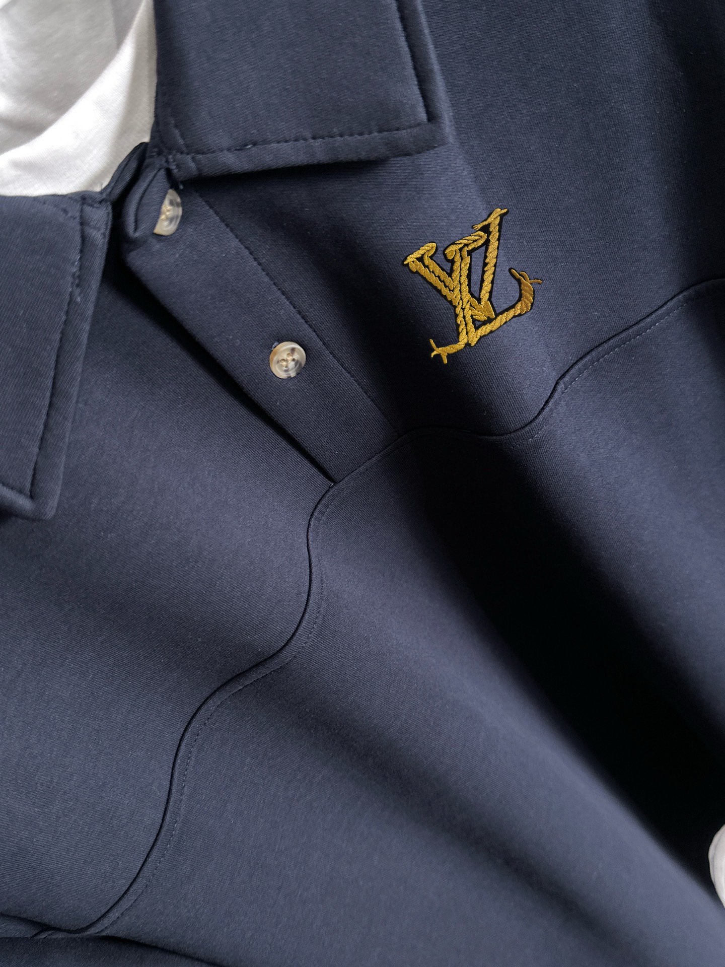 P230   LV独家首发25ss秋冬新款翻领卫衣长袖男女同款 众多明星同款 一般小作坊根本复制不了的工艺 不管是材质还是细节还原度以及工艺制作方面不惧任何挑战，只为给大家奉献绝妙产物 顶级原单版本随意对比 不惜成本只为做的更好 独一无二的进口面料手感 纯进口德国机器生产 精密操作万针密度 全套新款辅料三标同步定制齐全 上身百搭时尚 秋冬季节的完美选择穿搭必备单品 
码数表：m-4XL （下单报身高体重）