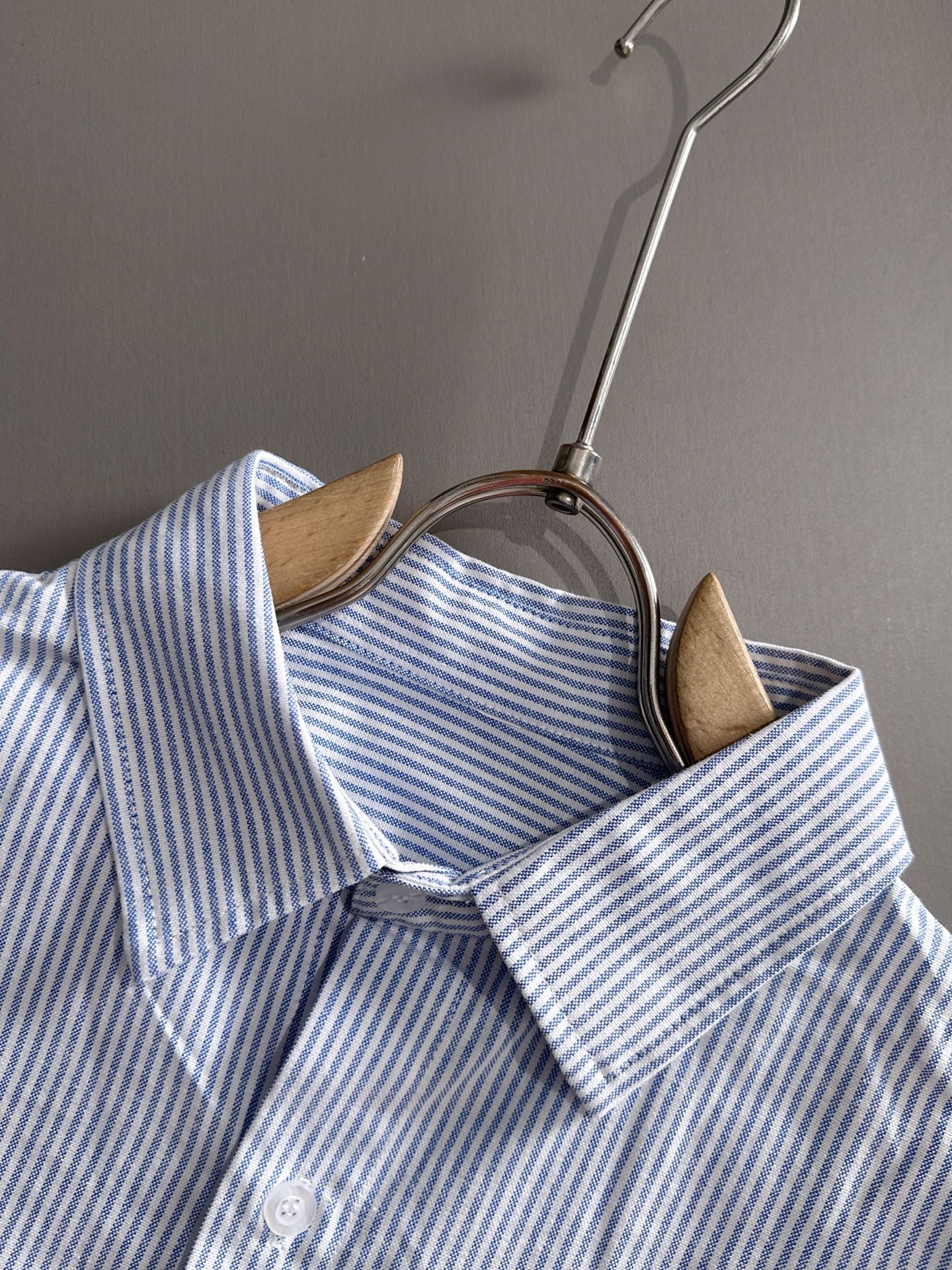 蒙口条纹長袖衬衫 - 高級感溢れるビジネスカジュアル