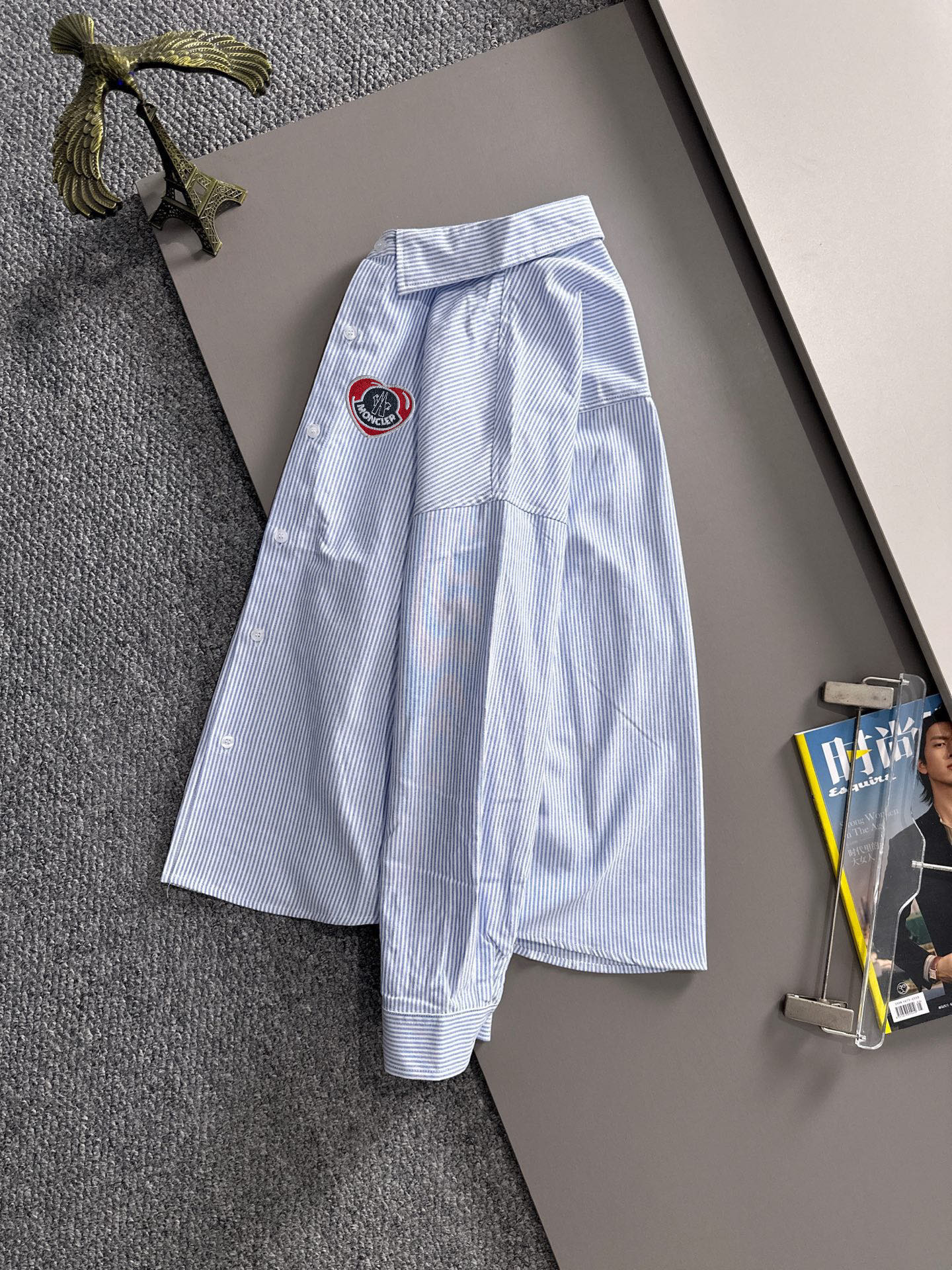 蒙口条纹長袖衬衫 - 高級感溢れるビジネスカジュアル