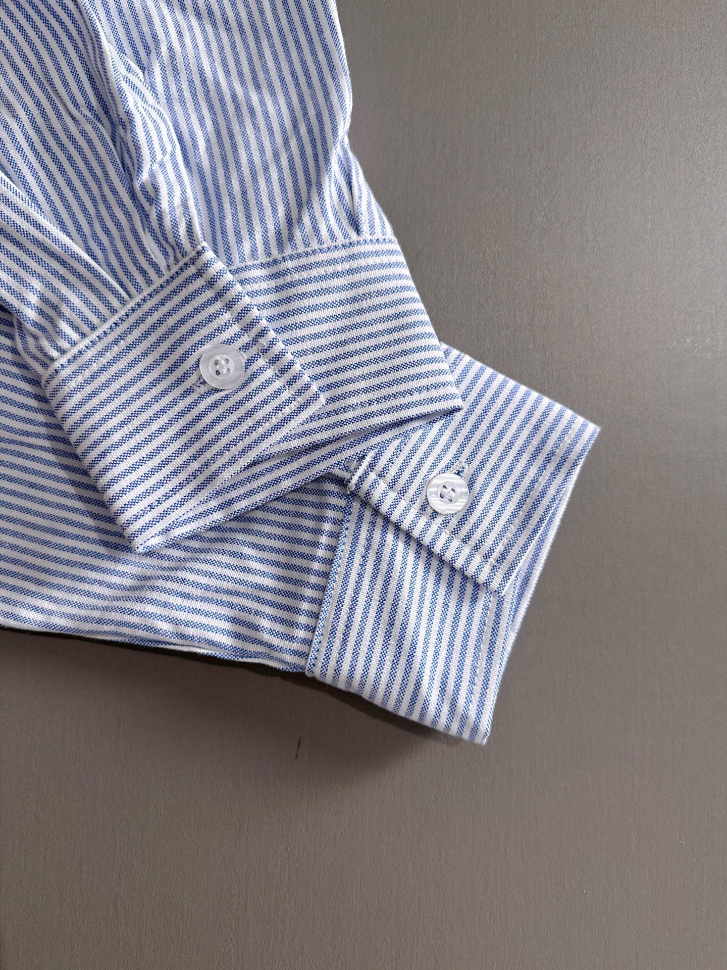 蒙口条纹長袖衬衫 - 高級感溢れるビジネスカジュアル