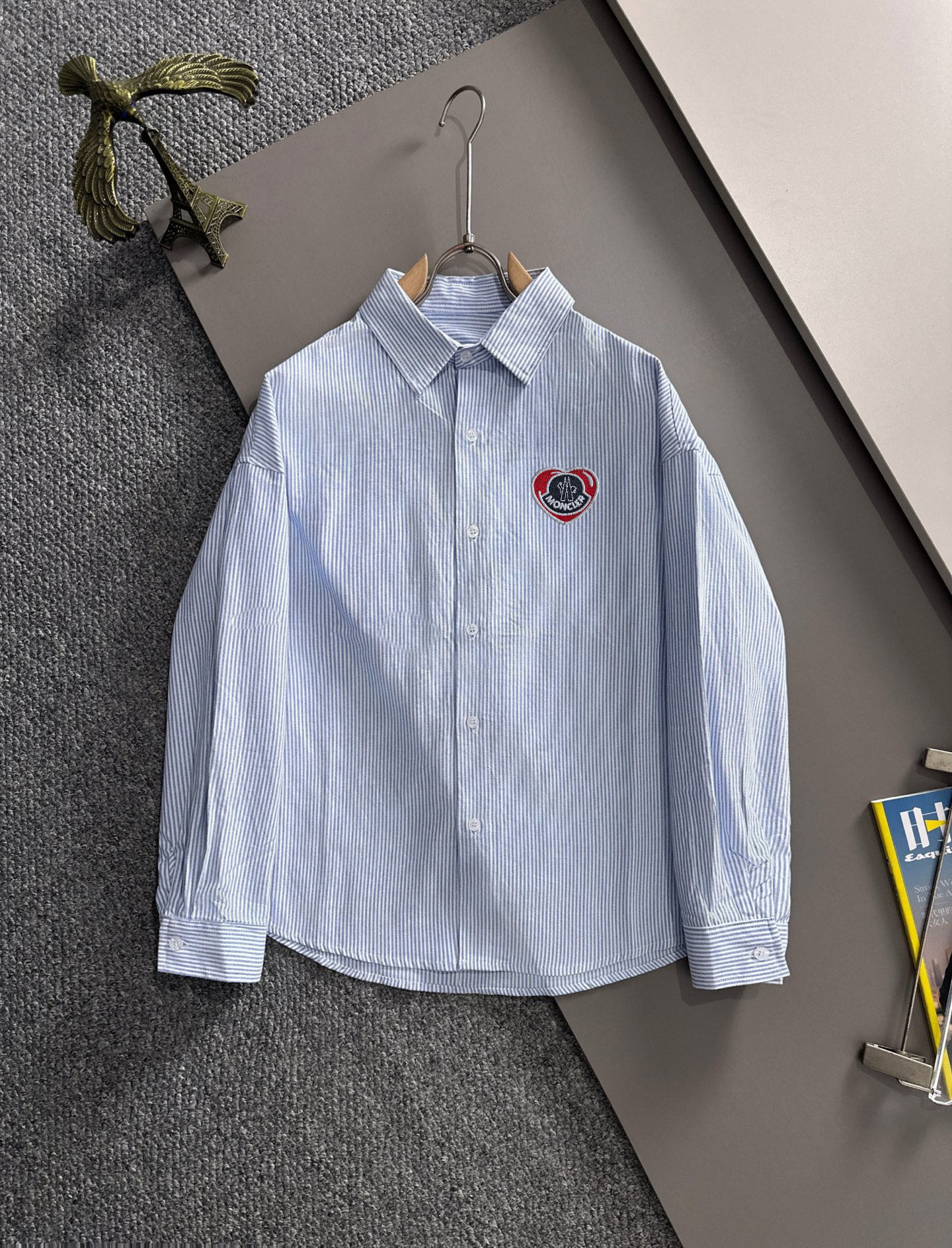 蒙口条纹長袖衬衫 - 高級感溢れるビジネスカジュアル