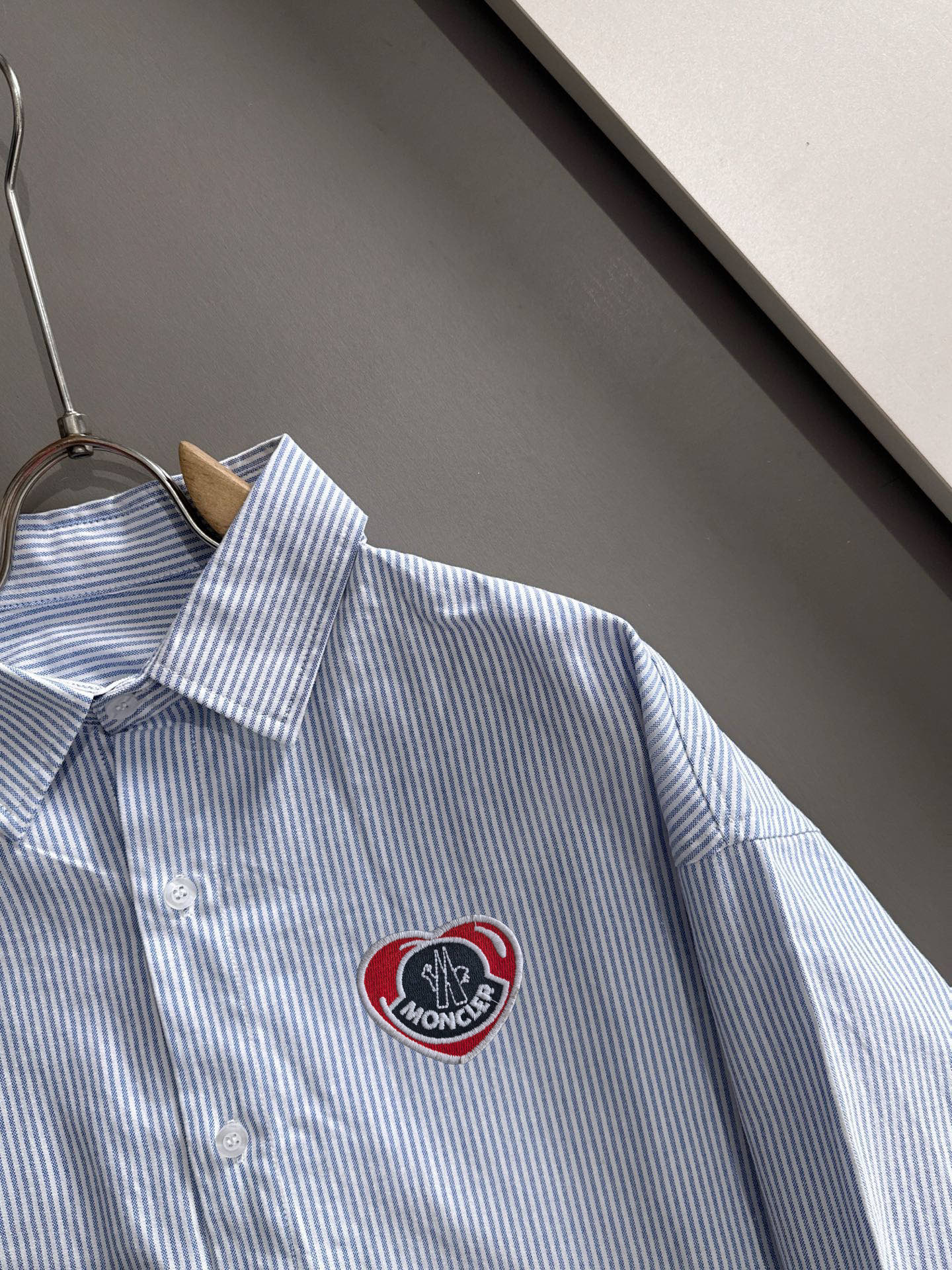 蒙口条纹長袖衬衫 - 高級感溢れるビジネスカジュアル