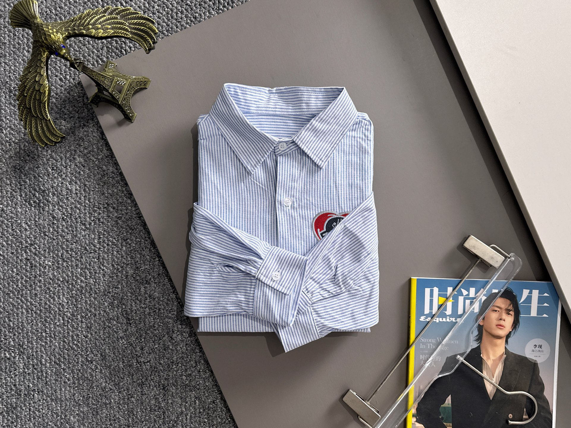 蒙口条纹長袖衬衫 - 高級感溢れるビジネスカジュアル