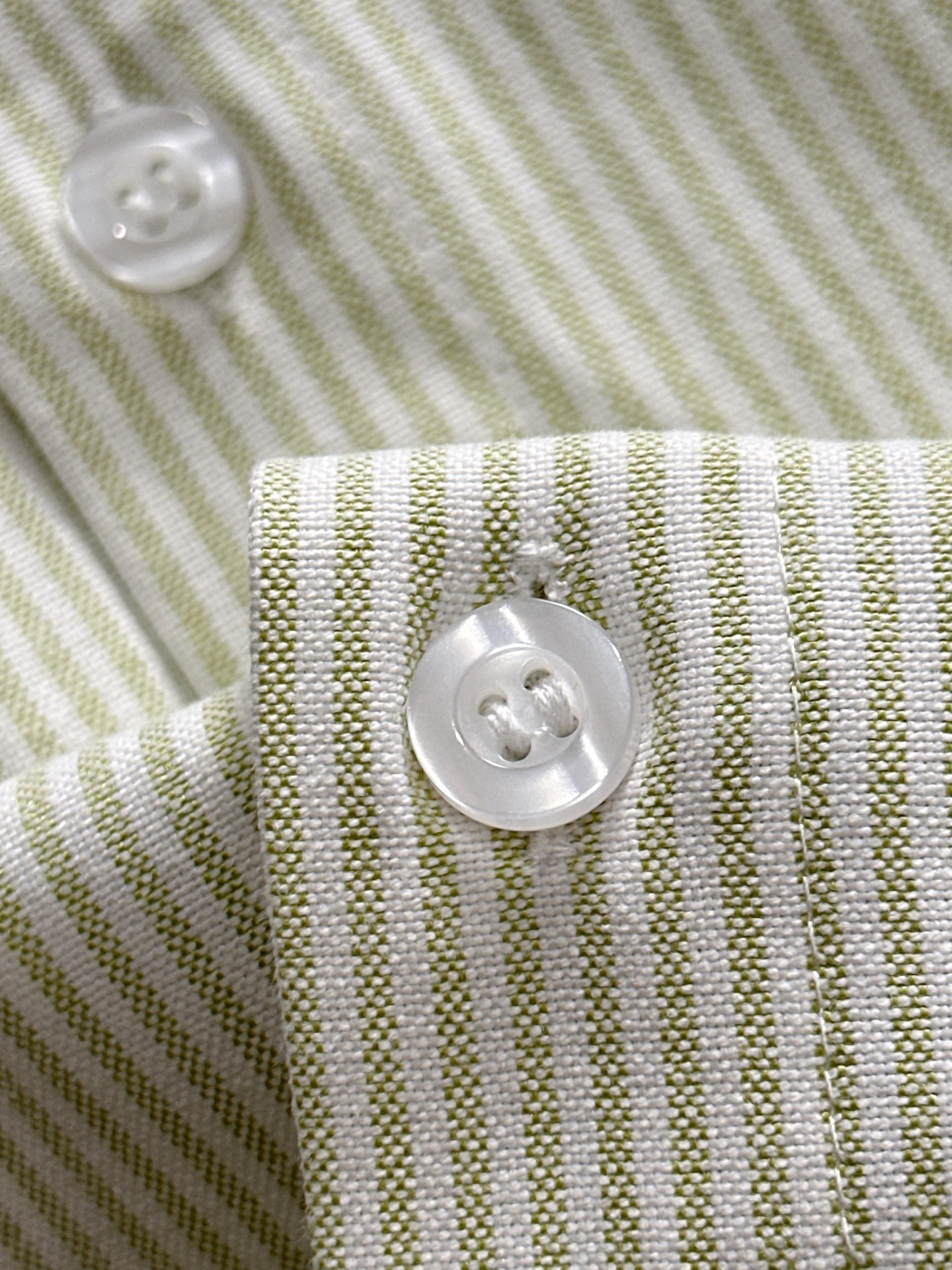 蒙口ストライプ長袖シャツ - シンプルで洗練されたビジネスカジュアル