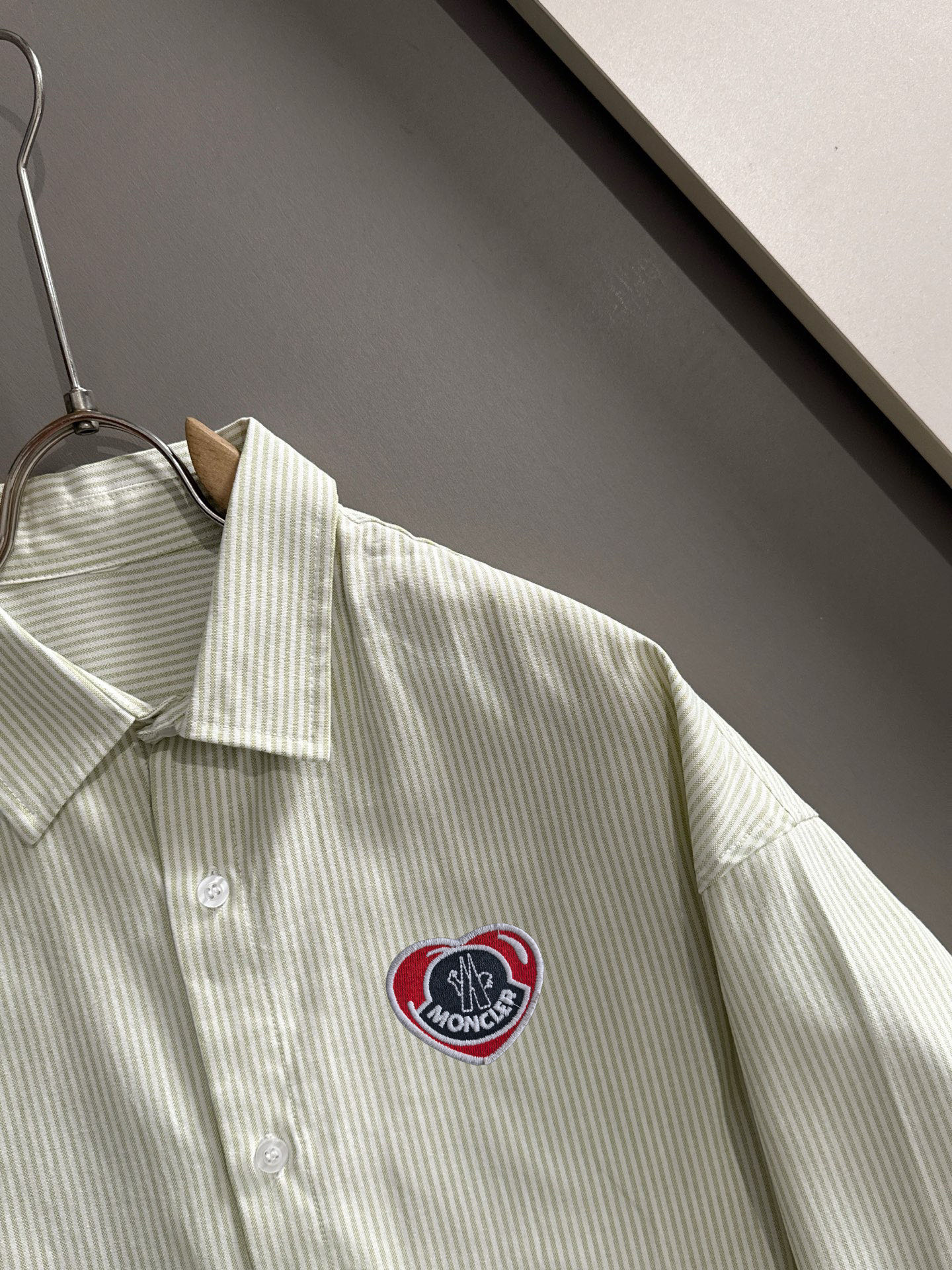 蒙口ストライプ長袖シャツ - シンプルで洗練されたビジネスカジュアル