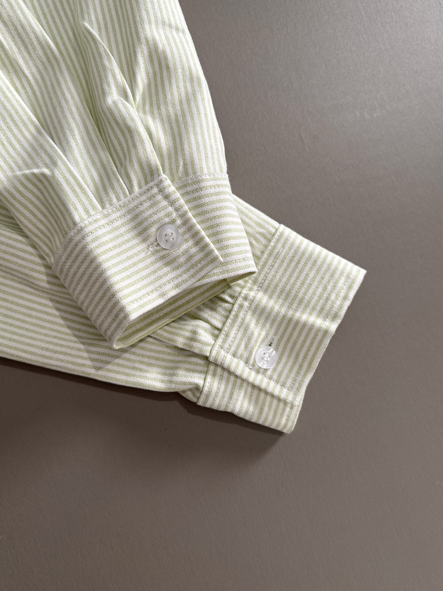 蒙口ストライプ長袖シャツ - シンプルで洗練されたビジネスカジュアル