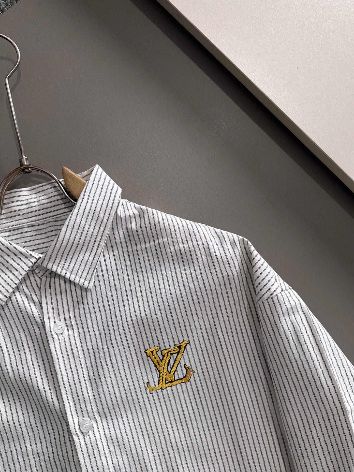 P180 


LV2025新款条纹衬衣，商务休闲百搭长袖衬衫，经过全新风格的演绎，搭配养眼的大地色调，让整件衬衫的时尚潮流指数立刻飙升!客供进口100%府绸纯棉材质制成，轻薄丝滑且富有光泽感的真丝面料特性，带来不同寻常的高级视觉感，上身舒适度根本无需多言，手工剪裁对片 后幅单杠这个地方的花型做对花还原的，区别市场唯一！工艺静电气压喷绒机 绒毛受到异电位被植物体的吸引 呈垂直状加速飞升到已经刮浆打底的花型上 然后过高温管道炉烘干增加牢度 时尚小尖领搭配平角下摆设计，整体简洁干练！
码数：S-2XL