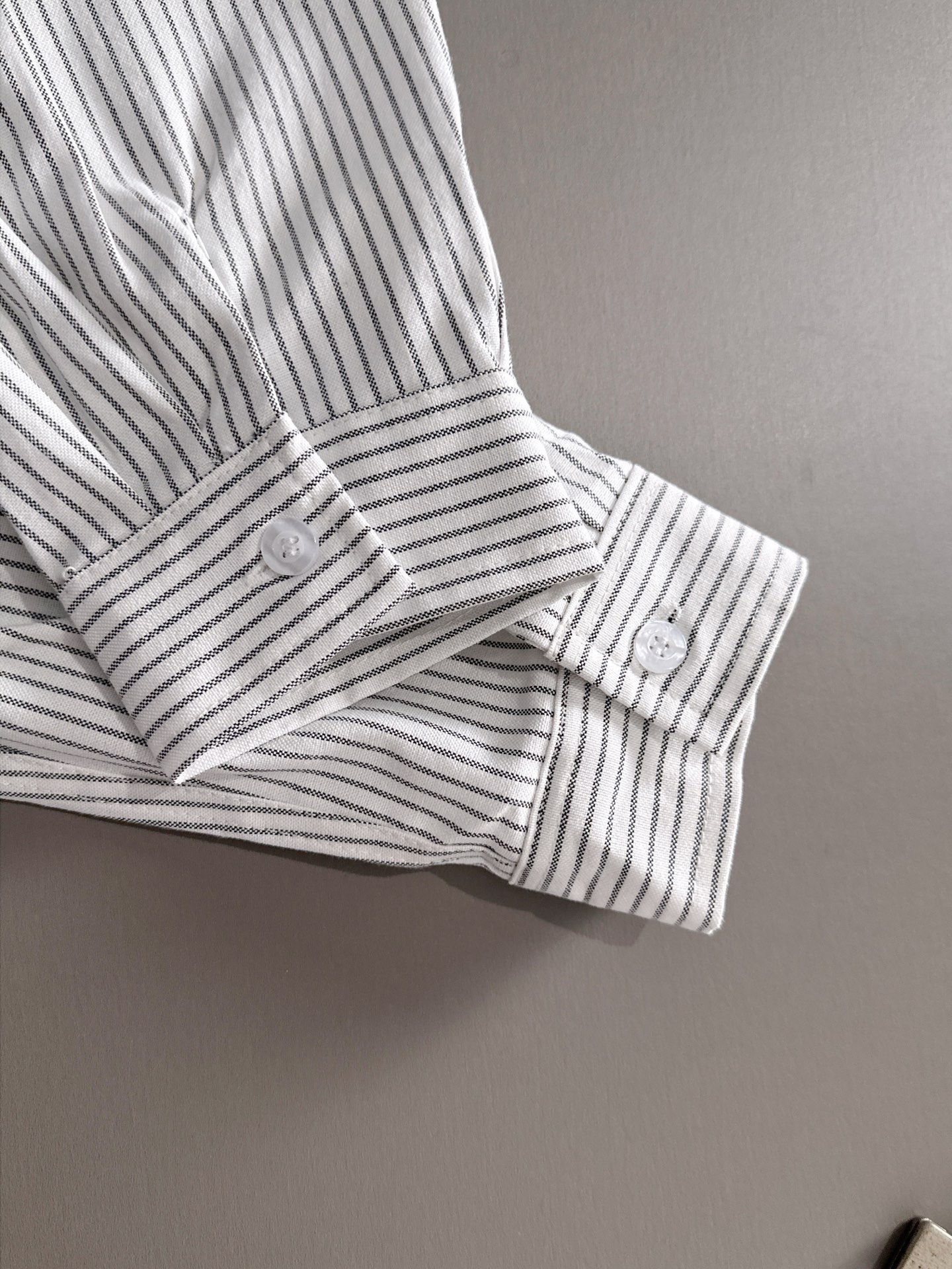 P180 


LV2025新款条纹衬衣，商务休闲百搭长袖衬衫，经过全新风格的演绎，搭配养眼的大地色调，让整件衬衫的时尚潮流指数立刻飙升!客供进口100%府绸纯棉材质制成，轻薄丝滑且富有光泽感的真丝面料特性，带来不同寻常的高级视觉感，上身舒适度根本无需多言，手工剪裁对片 后幅单杠这个地方的花型做对花还原的，区别市场唯一！工艺静电气压喷绒机 绒毛受到异电位被植物体的吸引 呈垂直状加速飞升到已经刮浆打底的花型上 然后过高温管道炉烘干增加牢度 时尚小尖领搭配平角下摆设计，整体简洁干练！
码数：S-2XL