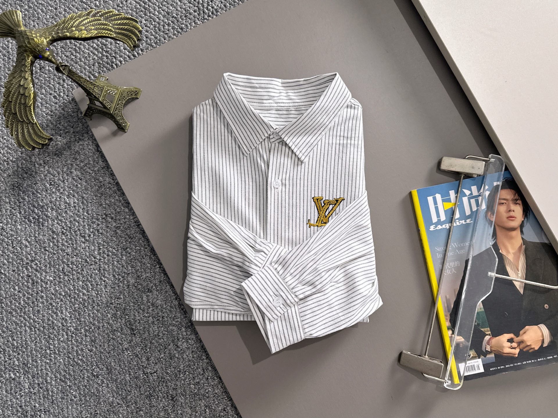 P180 


LV2025新款条纹衬衣，商务休闲百搭长袖衬衫，经过全新风格的演绎，搭配养眼的大地色调，让整件衬衫的时尚潮流指数立刻飙升!客供进口100%府绸纯棉材质制成，轻薄丝滑且富有光泽感的真丝面料特性，带来不同寻常的高级视觉感，上身舒适度根本无需多言，手工剪裁对片 后幅单杠这个地方的花型做对花还原的，区别市场唯一！工艺静电气压喷绒机 绒毛受到异电位被植物体的吸引 呈垂直状加速飞升到已经刮浆打底的花型上 然后过高温管道炉烘干增加牢度 时尚小尖领搭配平角下摆设计，整体简洁干练！
码数：S-2XL