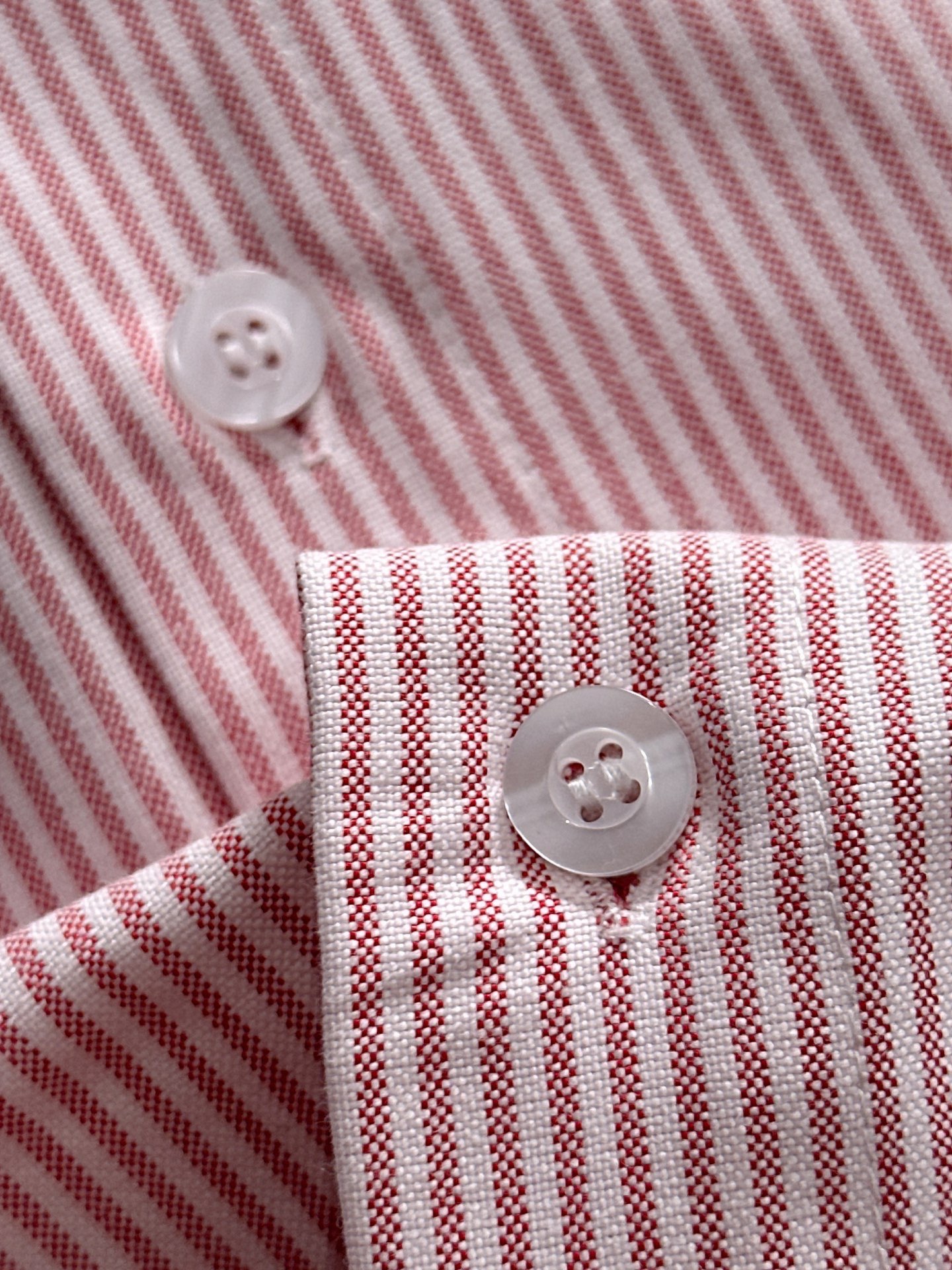 P180 


LV2025新款条纹衬衣，商务休闲百搭长袖衬衫，经过全新风格的演绎，搭配养眼的大地色调，让整件衬衫的时尚潮流指数立刻飙升!客供进口100%府绸纯棉材质制成，轻薄丝滑且富有光泽感的真丝面料特性，带来不同寻常的高级视觉感，上身舒适度根本无需多言，手工剪裁对片 后幅单杠这个地方的花型做对花还原的，区别市场唯一！工艺静电气压喷绒机 绒毛受到异电位被植物体的吸引 呈垂直状加速飞升到已经刮浆打底的花型上 然后过高温管道炉烘干增加牢度 时尚小尖领搭配平角下摆设计，整体简洁干练！
码数：S-2XL