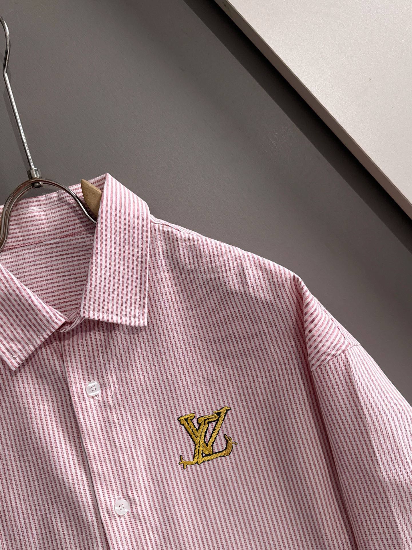 P180 


LV2025新款条纹衬衣，商务休闲百搭长袖衬衫，经过全新风格的演绎，搭配养眼的大地色调，让整件衬衫的时尚潮流指数立刻飙升!客供进口100%府绸纯棉材质制成，轻薄丝滑且富有光泽感的真丝面料特性，带来不同寻常的高级视觉感，上身舒适度根本无需多言，手工剪裁对片 后幅单杠这个地方的花型做对花还原的，区别市场唯一！工艺静电气压喷绒机 绒毛受到异电位被植物体的吸引 呈垂直状加速飞升到已经刮浆打底的花型上 然后过高温管道炉烘干增加牢度 时尚小尖领搭配平角下摆设计，整体简洁干练！
码数：S-2XL