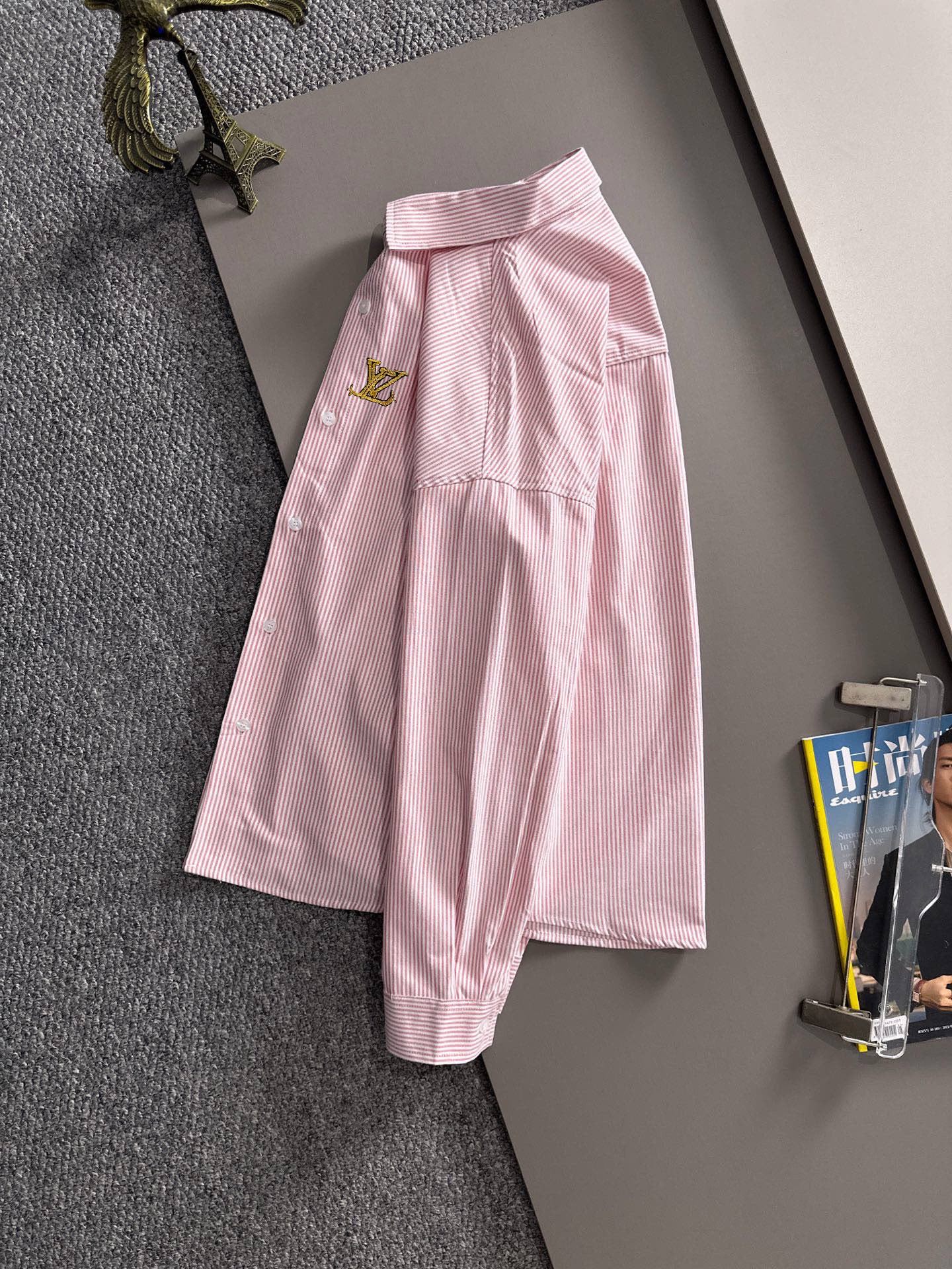 P180 


LV2025新款条纹衬衣，商务休闲百搭长袖衬衫，经过全新风格的演绎，搭配养眼的大地色调，让整件衬衫的时尚潮流指数立刻飙升!客供进口100%府绸纯棉材质制成，轻薄丝滑且富有光泽感的真丝面料特性，带来不同寻常的高级视觉感，上身舒适度根本无需多言，手工剪裁对片 后幅单杠这个地方的花型做对花还原的，区别市场唯一！工艺静电气压喷绒机 绒毛受到异电位被植物体的吸引 呈垂直状加速飞升到已经刮浆打底的花型上 然后过高温管道炉烘干增加牢度 时尚小尖领搭配平角下摆设计，整体简洁干练！
码数：S-2XL