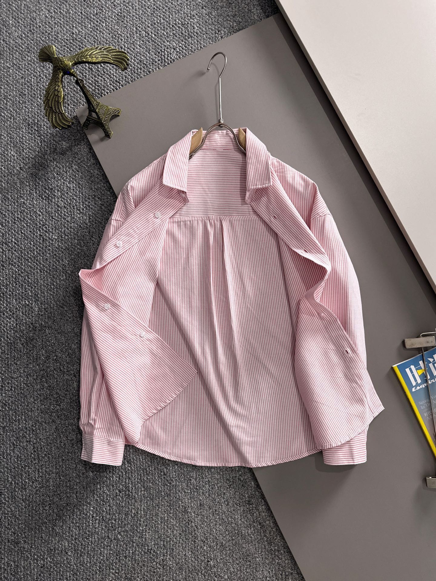 P180 


LV2025新款条纹衬衣，商务休闲百搭长袖衬衫，经过全新风格的演绎，搭配养眼的大地色调，让整件衬衫的时尚潮流指数立刻飙升!客供进口100%府绸纯棉材质制成，轻薄丝滑且富有光泽感的真丝面料特性，带来不同寻常的高级视觉感，上身舒适度根本无需多言，手工剪裁对片 后幅单杠这个地方的花型做对花还原的，区别市场唯一！工艺静电气压喷绒机 绒毛受到异电位被植物体的吸引 呈垂直状加速飞升到已经刮浆打底的花型上 然后过高温管道炉烘干增加牢度 时尚小尖领搭配平角下摆设计，整体简洁干练！
码数：S-2XL