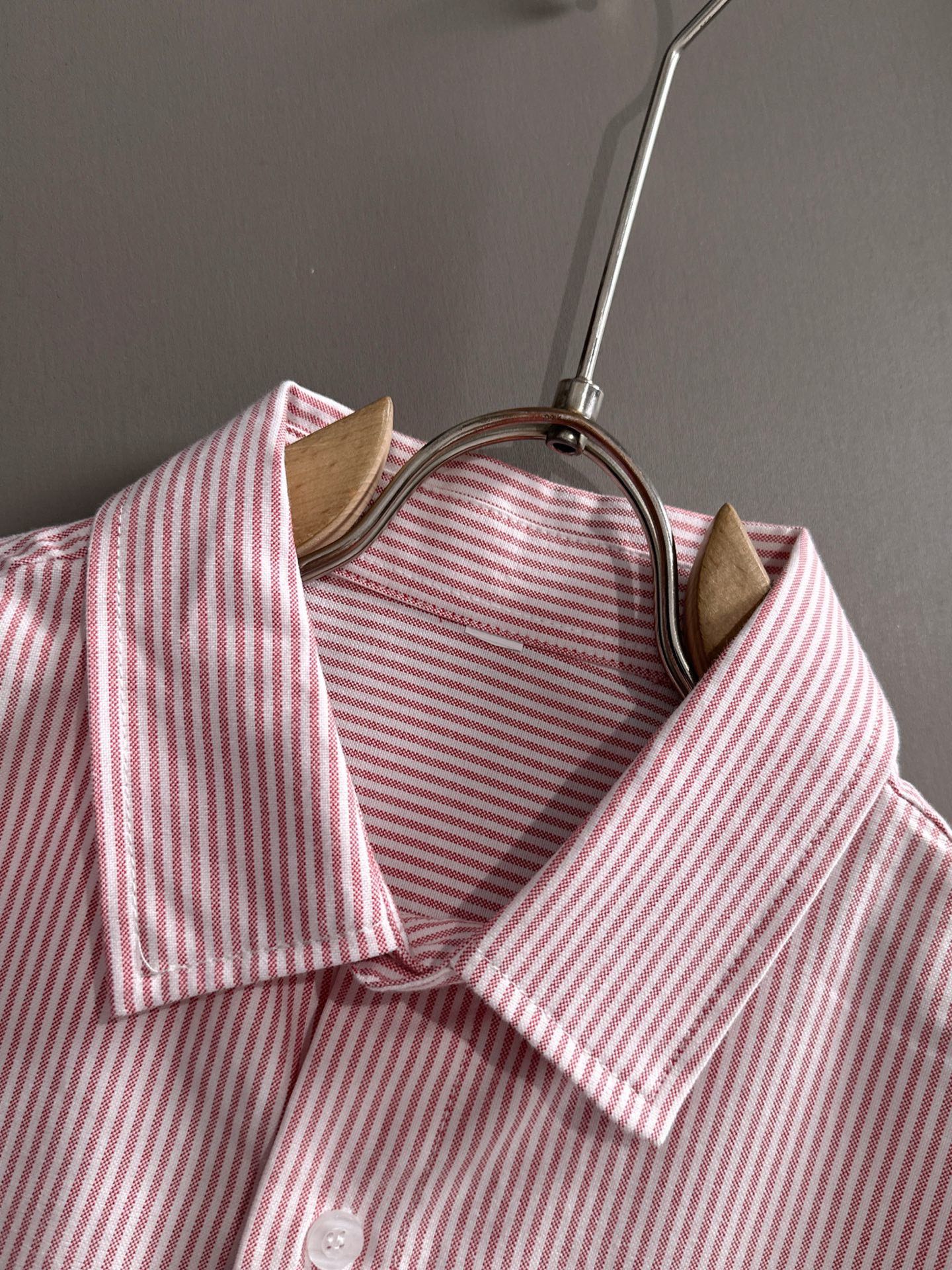 P180 


LV2025新款条纹衬衣，商务休闲百搭长袖衬衫，经过全新风格的演绎，搭配养眼的大地色调，让整件衬衫的时尚潮流指数立刻飙升!客供进口100%府绸纯棉材质制成，轻薄丝滑且富有光泽感的真丝面料特性，带来不同寻常的高级视觉感，上身舒适度根本无需多言，手工剪裁对片 后幅单杠这个地方的花型做对花还原的，区别市场唯一！工艺静电气压喷绒机 绒毛受到异电位被植物体的吸引 呈垂直状加速飞升到已经刮浆打底的花型上 然后过高温管道炉烘干增加牢度 时尚小尖领搭配平角下摆设计，整体简洁干练！
码数：S-2XL