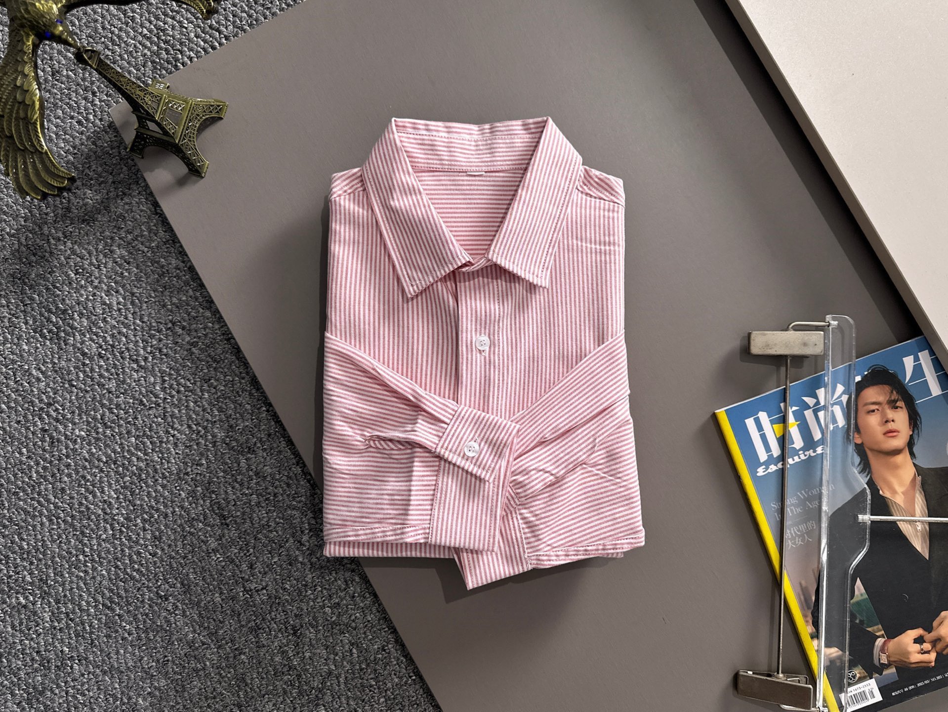 P180 


LV2025新款条纹衬衣，商务休闲百搭长袖衬衫，经过全新风格的演绎，搭配养眼的大地色调，让整件衬衫的时尚潮流指数立刻飙升!客供进口100%府绸纯棉材质制成，轻薄丝滑且富有光泽感的真丝面料特性，带来不同寻常的高级视觉感，上身舒适度根本无需多言，手工剪裁对片 后幅单杠这个地方的花型做对花还原的，区别市场唯一！工艺静电气压喷绒机 绒毛受到异电位被植物体的吸引 呈垂直状加速飞升到已经刮浆打底的花型上 然后过高温管道炉烘干增加牢度 时尚小尖领搭配平角下摆设计，整体简洁干练！
码数：S-2XL