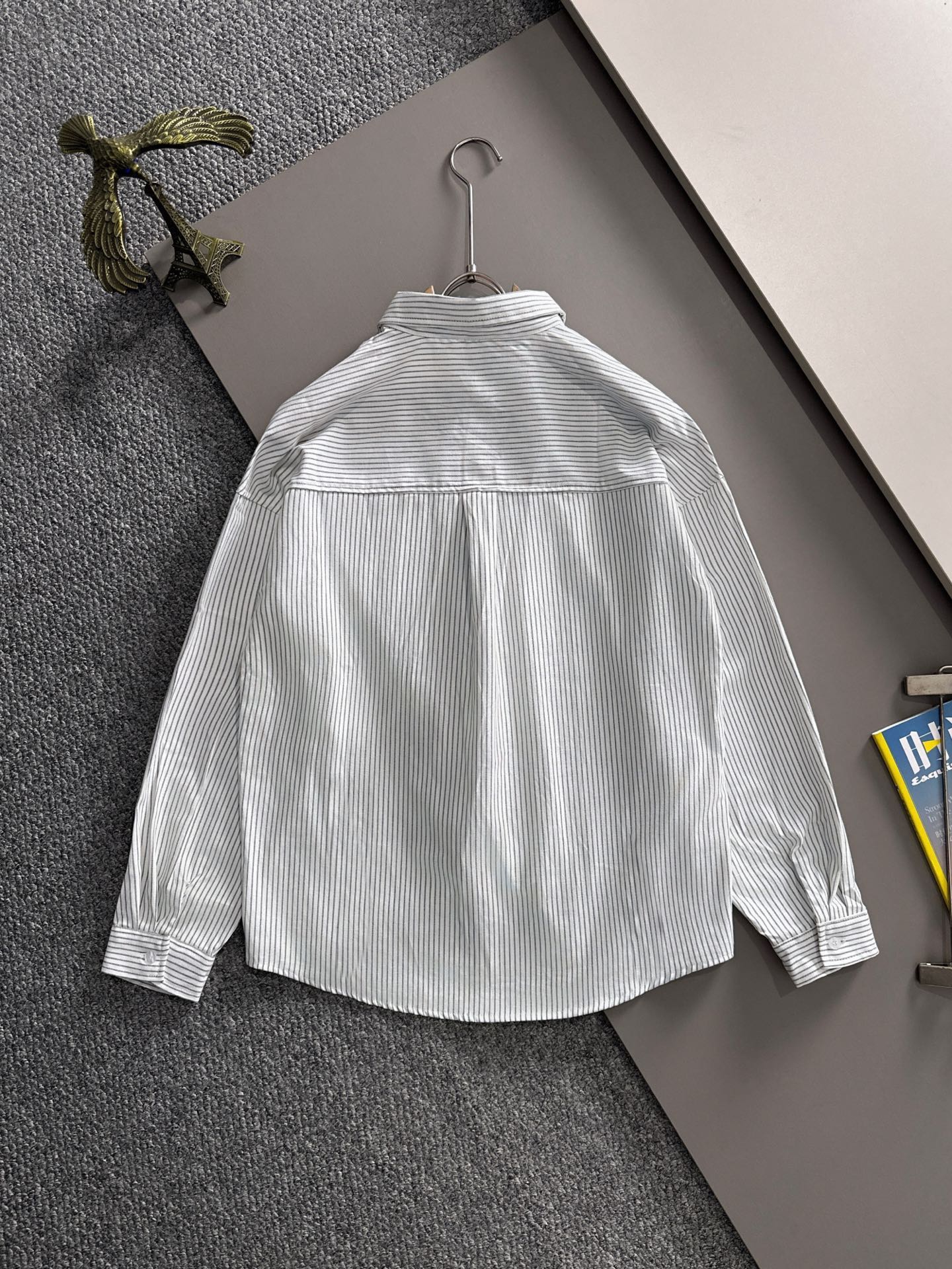 P180 


LV2025新款条纹衬衣，商务休闲百搭长袖衬衫，经过全新风格的演绎，搭配养眼的大地色调，让整件衬衫的时尚潮流指数立刻飙升!客供进口100%府绸纯棉材质制成，轻薄丝滑且富有光泽感的真丝面料特性，带来不同寻常的高级视觉感，上身舒适度根本无需多言，手工剪裁对片 后幅单杠这个地方的花型做对花还原的，区别市场唯一！工艺静电气压喷绒机 绒毛受到异电位被植物体的吸引 呈垂直状加速飞升到已经刮浆打底的花型上 然后过高温管道炉烘干增加牢度 时尚小尖领搭配平角下摆设计，整体简洁干练！
码数：S-2XL