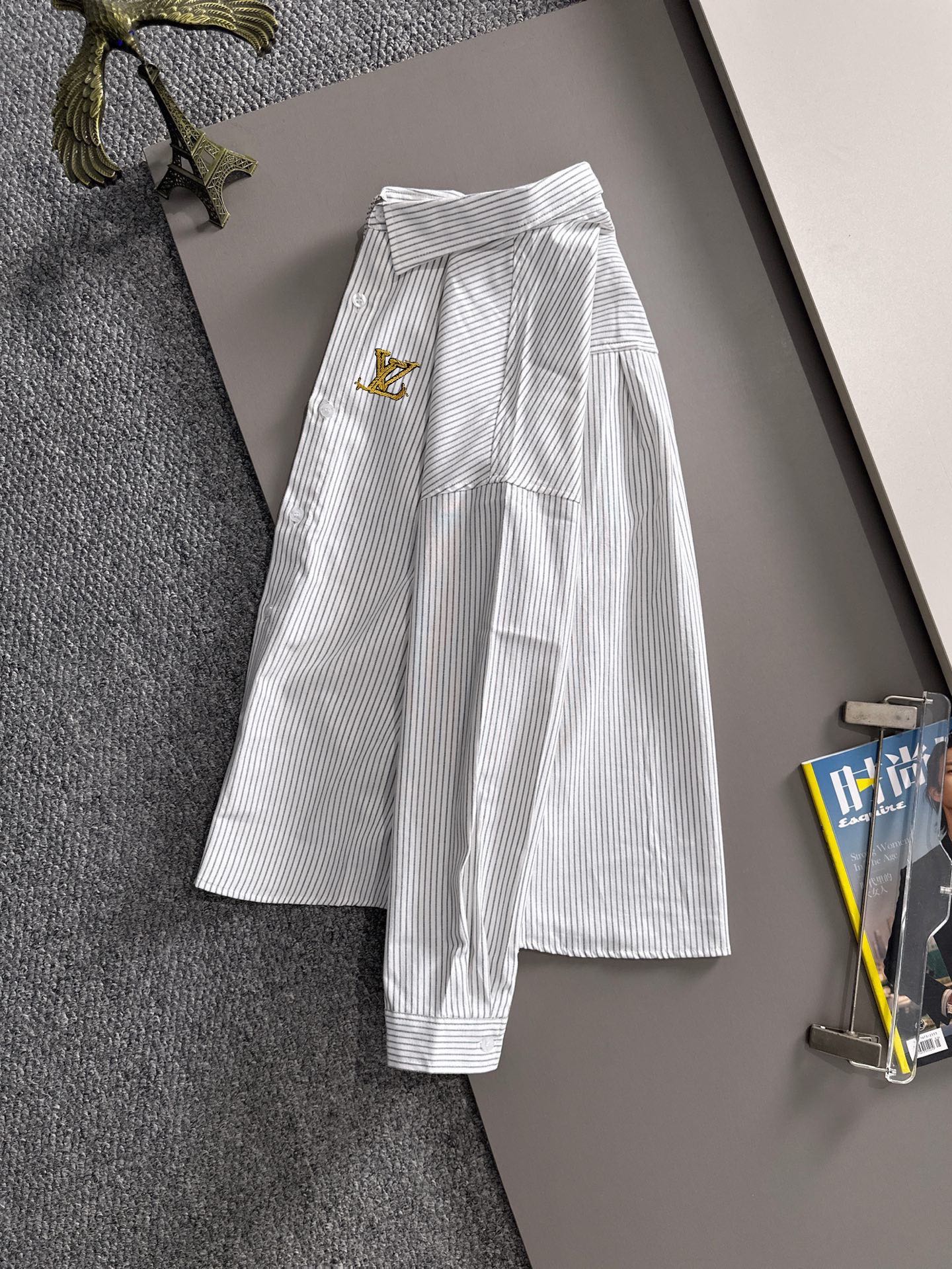 P180 


LV2025新款条纹衬衣，商务休闲百搭长袖衬衫，经过全新风格的演绎，搭配养眼的大地色调，让整件衬衫的时尚潮流指数立刻飙升!客供进口100%府绸纯棉材质制成，轻薄丝滑且富有光泽感的真丝面料特性，带来不同寻常的高级视觉感，上身舒适度根本无需多言，手工剪裁对片 后幅单杠这个地方的花型做对花还原的，区别市场唯一！工艺静电气压喷绒机 绒毛受到异电位被植物体的吸引 呈垂直状加速飞升到已经刮浆打底的花型上 然后过高温管道炉烘干增加牢度 时尚小尖领搭配平角下摆设计，整体简洁干练！
码数：S-2XL