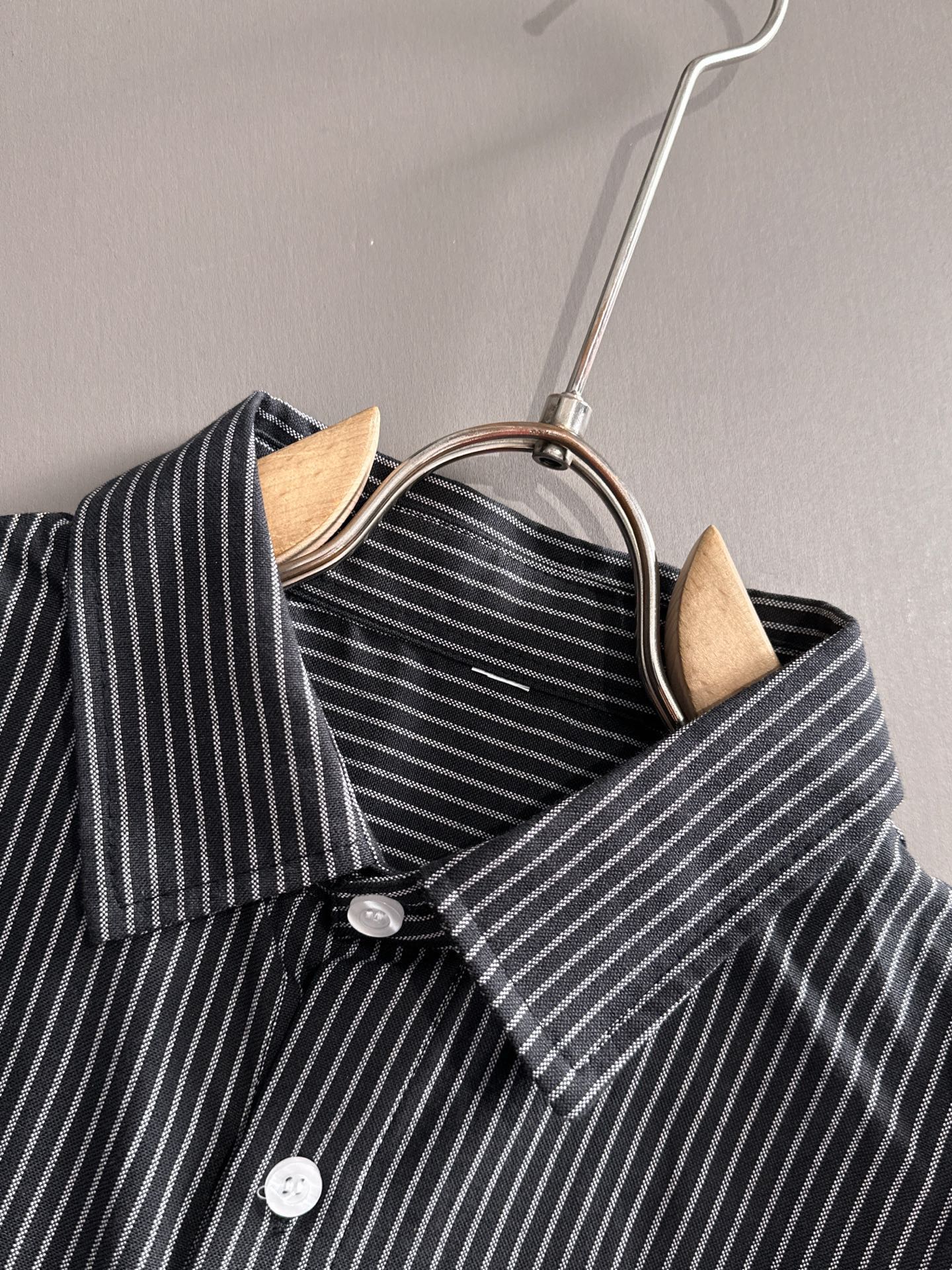 P180


 LV2025新款条纹衬衣，商务休闲百搭长袖衬衫，经过全新风格的演绎，搭配养眼的大地色调，让整件衬衫的时尚潮流指数立刻飙升!客供进口100%府绸纯棉材质制成，轻薄丝滑且富有光泽感的真丝面料特性，带来不同寻常的高级视觉感，上身舒适度根本无需多言，手工剪裁对片 后幅单杠这个地方的花型做对花还原的，区别市场唯一！工艺静电气压喷绒机 绒毛受到异电位被植物体的吸引 呈垂直状加速飞升到已经刮浆打底的花型上 然后过高温管道炉烘干增加牢度 时尚小尖领搭配平角下摆设计，整体简洁干练！
码数：S-2XL