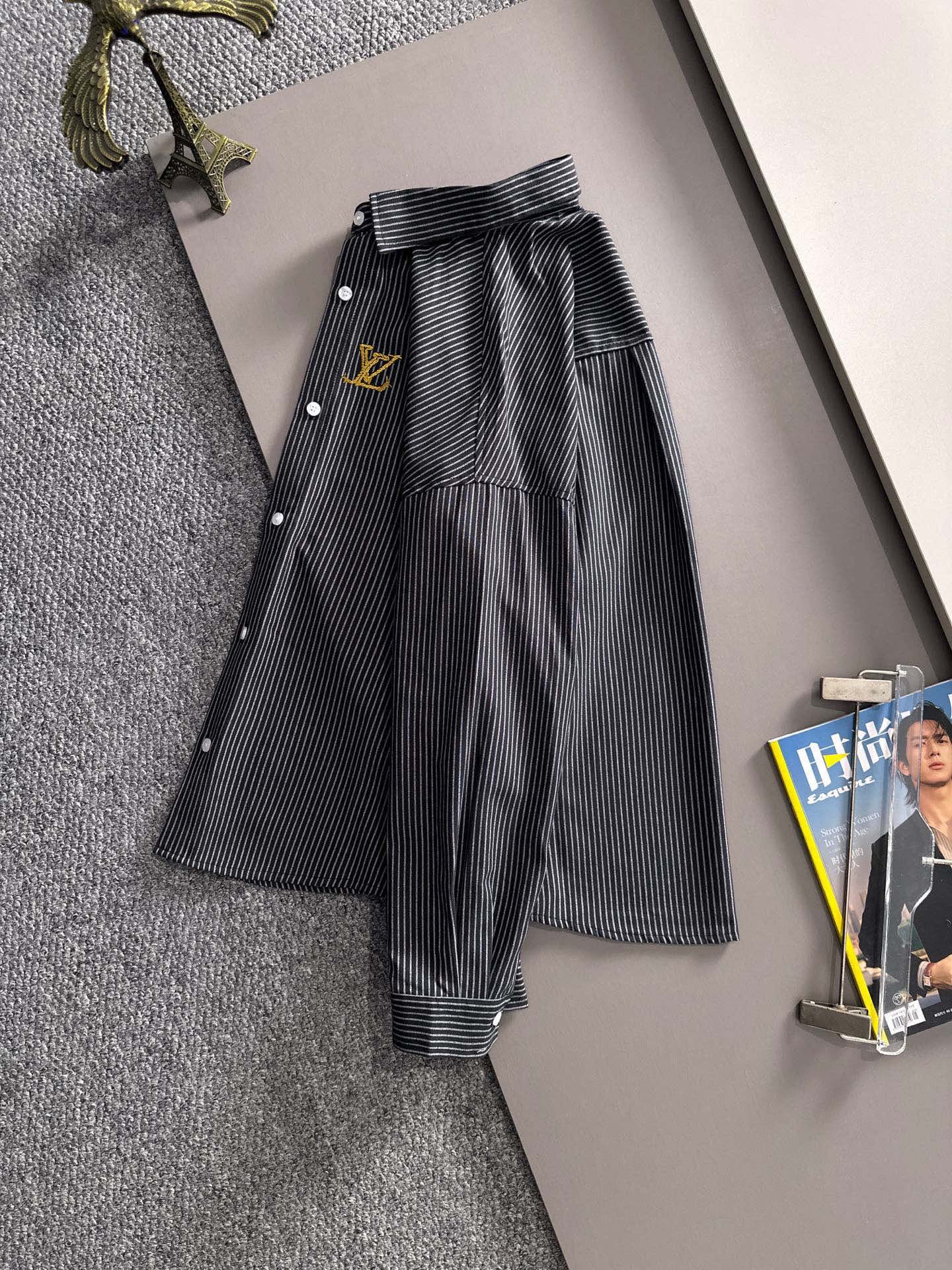 P180


 LV2025新款条纹衬衣，商务休闲百搭长袖衬衫，经过全新风格的演绎，搭配养眼的大地色调，让整件衬衫的时尚潮流指数立刻飙升!客供进口100%府绸纯棉材质制成，轻薄丝滑且富有光泽感的真丝面料特性，带来不同寻常的高级视觉感，上身舒适度根本无需多言，手工剪裁对片 后幅单杠这个地方的花型做对花还原的，区别市场唯一！工艺静电气压喷绒机 绒毛受到异电位被植物体的吸引 呈垂直状加速飞升到已经刮浆打底的花型上 然后过高温管道炉烘干增加牢度 时尚小尖领搭配平角下摆设计，整体简洁干练！
码数：S-2XL