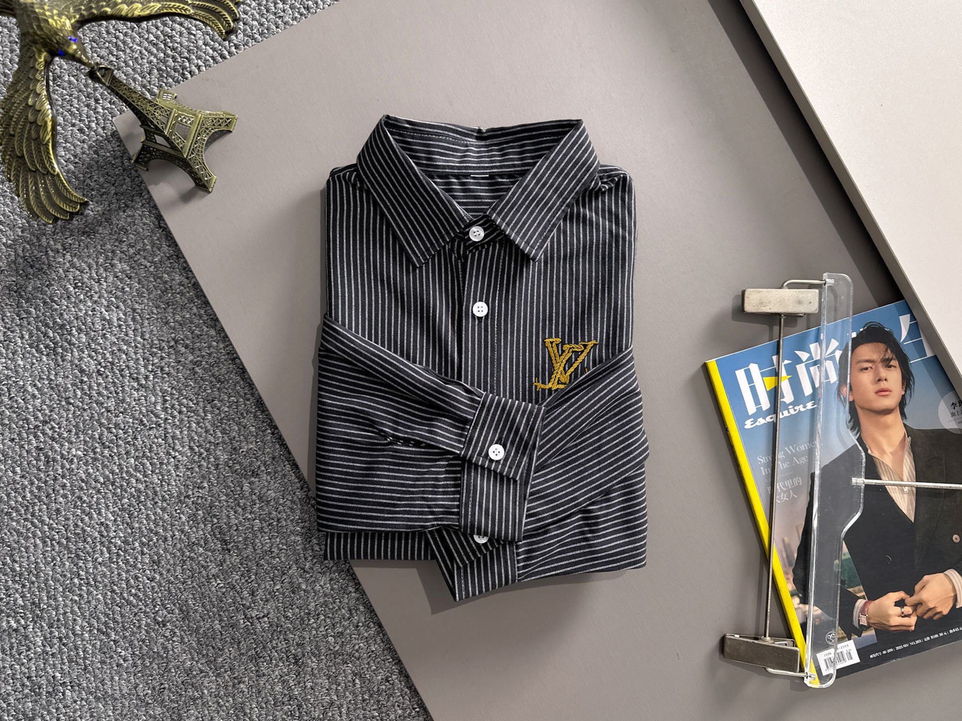 P180


 LV2025新款条纹衬衣，商务休闲百搭长袖衬衫，经过全新风格的演绎，搭配养眼的大地色调，让整件衬衫的时尚潮流指数立刻飙升!客供进口100%府绸纯棉材质制成，轻薄丝滑且富有光泽感的真丝面料特性，带来不同寻常的高级视觉感，上身舒适度根本无需多言，手工剪裁对片 后幅单杠这个地方的花型做对花还原的，区别市场唯一！工艺静电气压喷绒机 绒毛受到异电位被植物体的吸引 呈垂直状加速飞升到已经刮浆打底的花型上 然后过高温管道炉烘干增加牢度 时尚小尖领搭配平角下摆设计，整体简洁干练！
码数：S-2XL