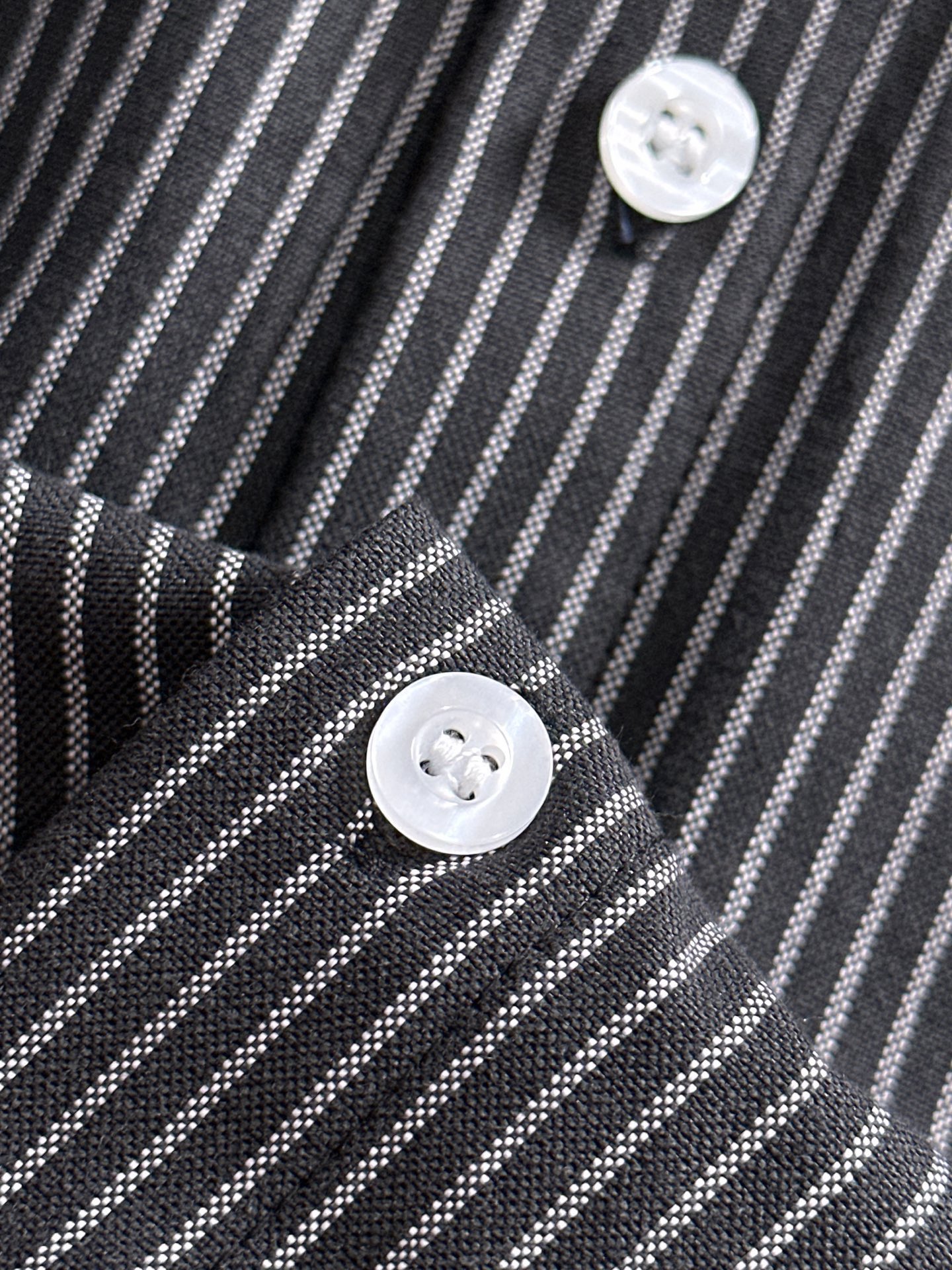 P180


 LV2025新款条纹衬衣，商务休闲百搭长袖衬衫，经过全新风格的演绎，搭配养眼的大地色调，让整件衬衫的时尚潮流指数立刻飙升!客供进口100%府绸纯棉材质制成，轻薄丝滑且富有光泽感的真丝面料特性，带来不同寻常的高级视觉感，上身舒适度根本无需多言，手工剪裁对片 后幅单杠这个地方的花型做对花还原的，区别市场唯一！工艺静电气压喷绒机 绒毛受到异电位被植物体的吸引 呈垂直状加速飞升到已经刮浆打底的花型上 然后过高温管道炉烘干增加牢度 时尚小尖领搭配平角下摆设计，整体简洁干练！
码数：S-2XL