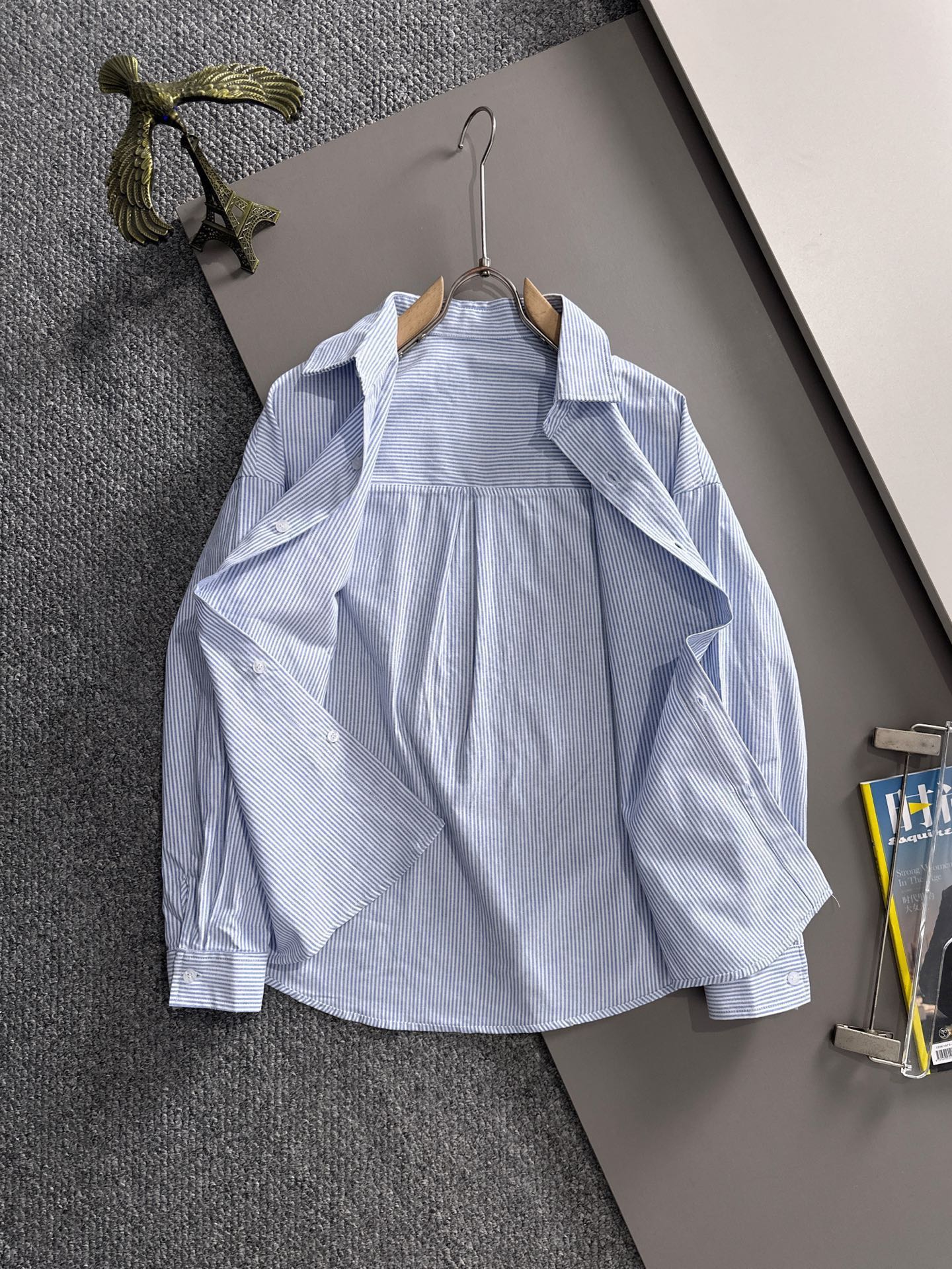 P180


 LV2025新款条纹衬衣，商务休闲百搭长袖衬衫，经过全新风格的演绎，搭配养眼的大地色调，让整件衬衫的时尚潮流指数立刻飙升!客供进口100%府绸纯棉材质制成，轻薄丝滑且富有光泽感的真丝面料特性，带来不同寻常的高级视觉感，上身舒适度根本无需多言，手工剪裁对片 后幅单杠这个地方的花型做对花还原的，区别市场唯一！工艺静电气压喷绒机 绒毛受到异电位被植物体的吸引 呈垂直状加速飞升到已经刮浆打底的花型上 然后过高温管道炉烘干增加牢度 时尚小尖领搭配平角下摆设计，整体简洁干练！
码数：S-2XL