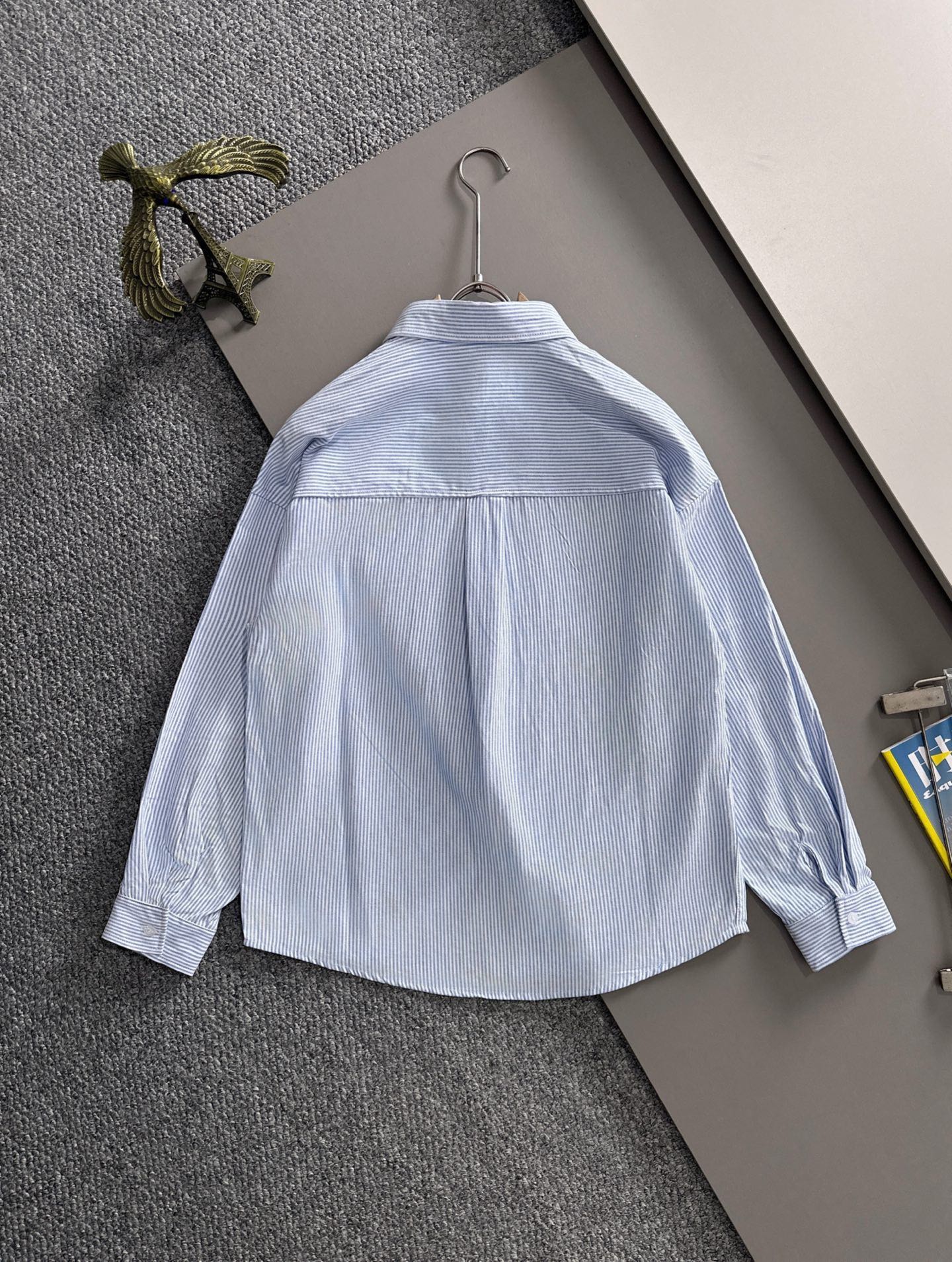 P180


 LV2025新款条纹衬衣，商务休闲百搭长袖衬衫，经过全新风格的演绎，搭配养眼的大地色调，让整件衬衫的时尚潮流指数立刻飙升!客供进口100%府绸纯棉材质制成，轻薄丝滑且富有光泽感的真丝面料特性，带来不同寻常的高级视觉感，上身舒适度根本无需多言，手工剪裁对片 后幅单杠这个地方的花型做对花还原的，区别市场唯一！工艺静电气压喷绒机 绒毛受到异电位被植物体的吸引 呈垂直状加速飞升到已经刮浆打底的花型上 然后过高温管道炉烘干增加牢度 时尚小尖领搭配平角下摆设计，整体简洁干练！
码数：S-2XL