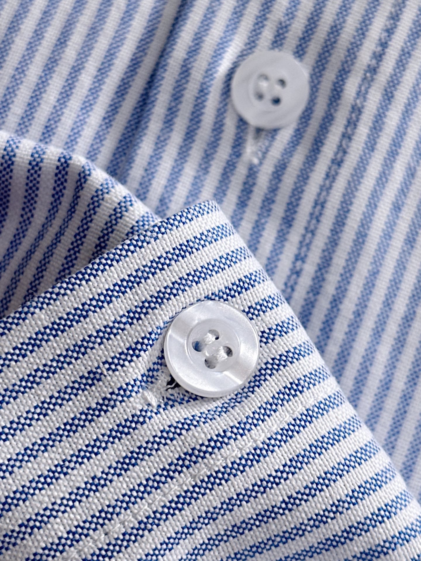 P180


 LV2025新款条纹衬衣，商务休闲百搭长袖衬衫，经过全新风格的演绎，搭配养眼的大地色调，让整件衬衫的时尚潮流指数立刻飙升!客供进口100%府绸纯棉材质制成，轻薄丝滑且富有光泽感的真丝面料特性，带来不同寻常的高级视觉感，上身舒适度根本无需多言，手工剪裁对片 后幅单杠这个地方的花型做对花还原的，区别市场唯一！工艺静电气压喷绒机 绒毛受到异电位被植物体的吸引 呈垂直状加速飞升到已经刮浆打底的花型上 然后过高温管道炉烘干增加牢度 时尚小尖领搭配平角下摆设计，整体简洁干练！
码数：S-2XL