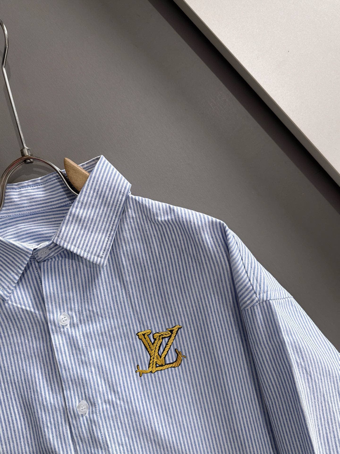 P180


 LV2025新款条纹衬衣，商务休闲百搭长袖衬衫，经过全新风格的演绎，搭配养眼的大地色调，让整件衬衫的时尚潮流指数立刻飙升!客供进口100%府绸纯棉材质制成，轻薄丝滑且富有光泽感的真丝面料特性，带来不同寻常的高级视觉感，上身舒适度根本无需多言，手工剪裁对片 后幅单杠这个地方的花型做对花还原的，区别市场唯一！工艺静电气压喷绒机 绒毛受到异电位被植物体的吸引 呈垂直状加速飞升到已经刮浆打底的花型上 然后过高温管道炉烘干增加牢度 时尚小尖领搭配平角下摆设计，整体简洁干练！
码数：S-2XL