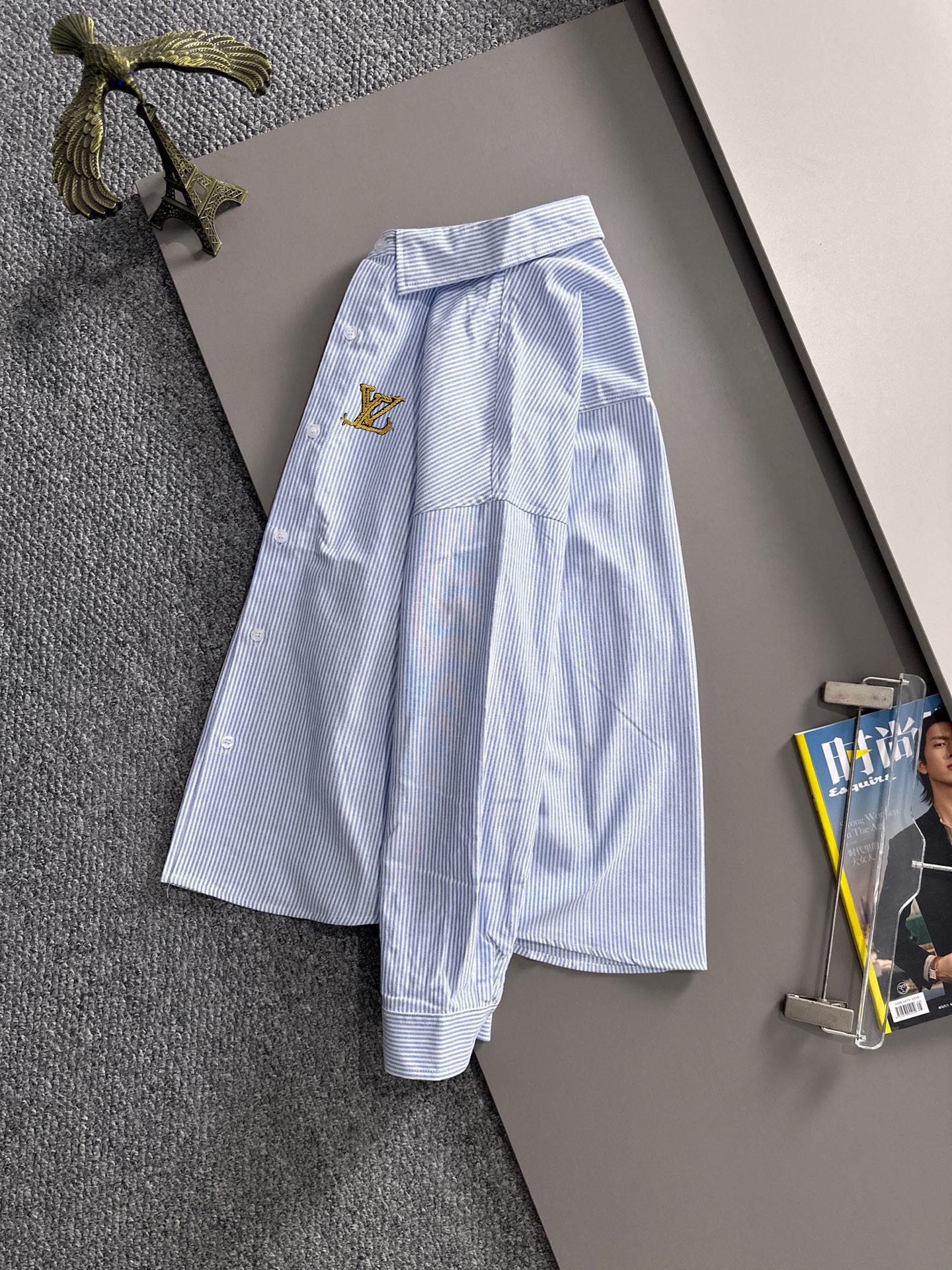 P180


 LV2025新款条纹衬衣，商务休闲百搭长袖衬衫，经过全新风格的演绎，搭配养眼的大地色调，让整件衬衫的时尚潮流指数立刻飙升!客供进口100%府绸纯棉材质制成，轻薄丝滑且富有光泽感的真丝面料特性，带来不同寻常的高级视觉感，上身舒适度根本无需多言，手工剪裁对片 后幅单杠这个地方的花型做对花还原的，区别市场唯一！工艺静电气压喷绒机 绒毛受到异电位被植物体的吸引 呈垂直状加速飞升到已经刮浆打底的花型上 然后过高温管道炉烘干增加牢度 时尚小尖领搭配平角下摆设计，整体简洁干练！
码数：S-2XL