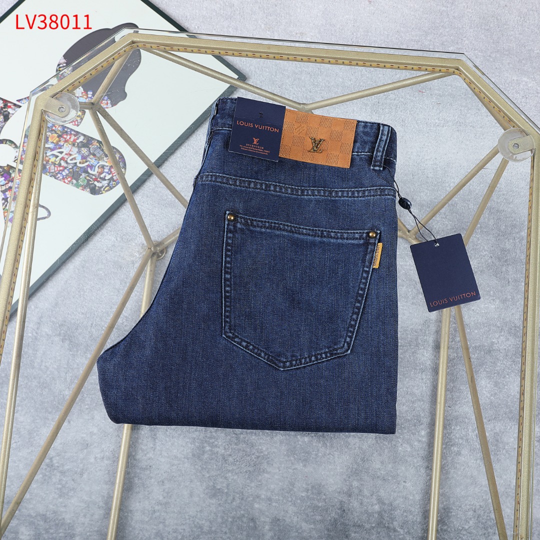 P120 LOUIS VUITTON (LV) NO: 38011 Tallas: 30 a 42 yardas Pantalones vaqueros ligeros (modelo fino)