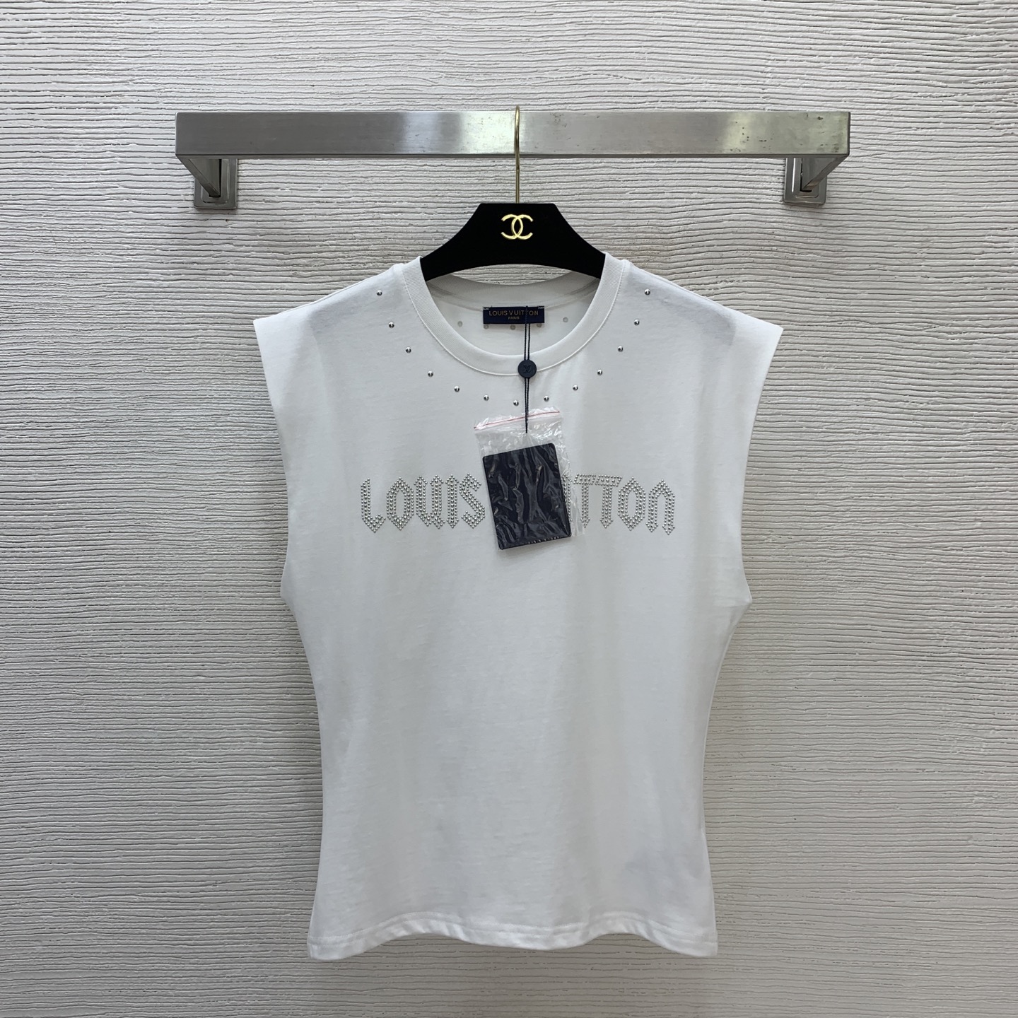 NO:731706,Model No. D26012842 LOUIS*LV’s new heavy industry rivet letter logo logo decoration slim waistcoat style round neck vest T-shirt top!  Black, white, (M size shoulder width 46, bust 88, length 59) hair, louis vuitton, louis vuitton, louis vuitton, louis vuitton, tees, t-shirt,19860909款号D26012842 LOUIS*驴家LV新款 重工铆钉字母logo徽标装饰修身显瘦坎肩式圆领小背心t恤上衣！黑色、白色、（M码肩宽46,胸围88,衣长59）发,,louis vuitton,louis vuitton,louis vuitton,louis vuitton,tees，t-shirt,,Women's clothing