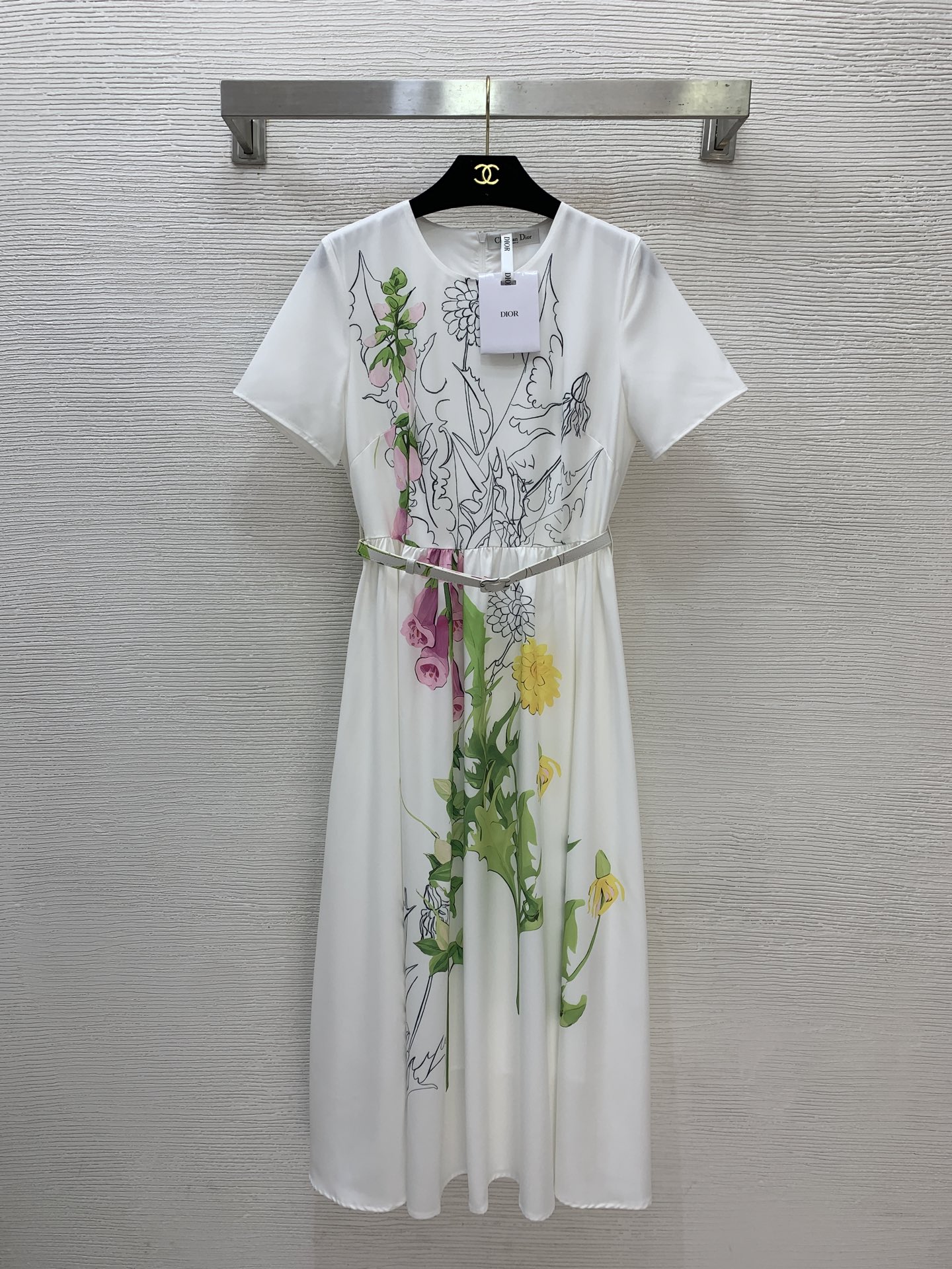 NO:732985,Style No. G26013072 Dio*’s new high-end customized fabric fashionable black and white with artistic flower branch pattern print pleated large skirt waist slimming short-sleeved dress!  White, (M size shoulder width 36, bust 92, waist 74, sleeve length 21, skirt length 121) hair, dior, skirts, T-shirt,19860909款号G26013072 Dio*新款高端定制面料时尚黑白配艺术花枝图案印花压褶大裙摆收腰显瘦短袖连衣裙！白色, （M码肩宽36,胸围92,腰围74,袖长21,裙长121）发,,dior,skirts,T-shirt,,Women's clothing