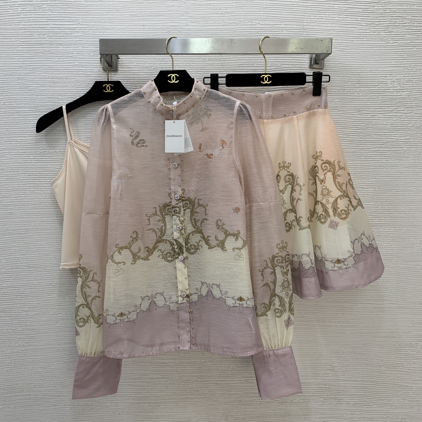 NO:732960,Style No. G26013028 ZIMMERMAN*Zimmerman Australian brand high-end customized retro floral print pink temperament 3-piece suit!  Heavy beading decorative buttoned stand-up collar long-sleeved slim shirt top high-waisted slimming puffy skirt skirt!  (M size bust 88, sleeve length 76, dress length 68; inner bust 92 super elastic, length 34 excluding shoulder straps; waist 66 back elastic, skirt length 55) hair,,skirts,19860909款号G26013028 ZIMMERMAN*兹默曼澳洲品牌 高端定制复古花卉印花粉嫩气质3件套装！重工钉珠装饰系扣立领长袖修身衬衣上衣高腰显瘦蓬蓬大摆短裙半身裙！ （M码胸围88,袖长76,衣长68；内搭胸围92超弹力,长度34不含肩带；腰围66后背可弹力,裙长55）发,,skirts,,Women's clothing