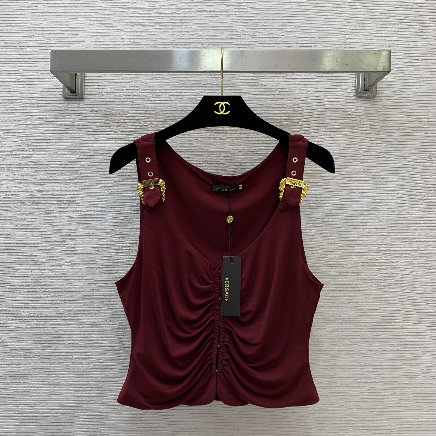 NO:737784,Model No. D26022686 VERSAC* new custom-made pure cotton high-elastic fabric is soft and comfortable!  Letter logo gold accessories hidden button placket V-neck camisole top!  Burgundy, coffee, black, white, (M size bust 86, length 47) hair, versace,19860909款号D26022686 VERSAC*新款定制纯棉高弹力面料柔软舒适！字母logo金色配件隐藏扣门襟V字领吊带背心上衣！酒红、咖啡、黑色、白色、 （M码胸围86,衣长47）发,,versace,,Women's clothing