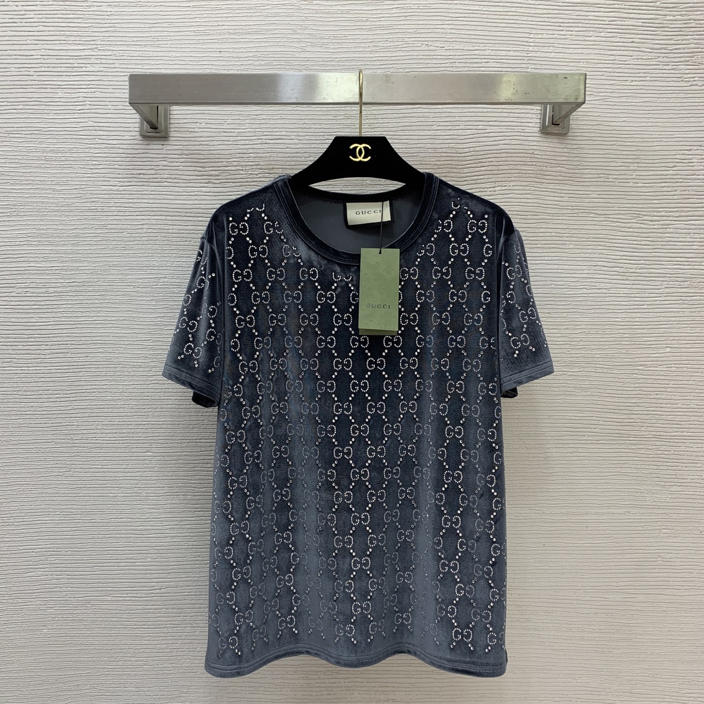 NO:722921,The highest version on the market, the girl will inspect the goods, trim the three marks on the threads, and ship the goods. You can post pictures and take videos. If you want quality or service, please add me on WeChat. We will not accept urgent orders. Model No. G26022943  GUCC*2026 is the highest version on the new market. The girl will inspect the goods, trim the three marks on the threads, and ship the goods. You can post pictures and take videos. If you want quality or service, add me on WeChat. We will not accept urgent orders. Customized velvet fabric with all-over GG letter logo high-temperature hot-drilling process, high-end fashionable round neck short-sleeved T-shirt velvet top!  It is normal for the diamonds to fall off slightly during the ironing process. Gray, brown, black, (M size shoulder width 43, bust 98, sleeve length 20, dress length 63), Gucci-clothing, gucci, gucci, T-shirt, tees, t-shirt,19860909市面最高版本小妹验货、修剪线头上三标、发货可发图及拍视频,要品质要服务的加我微信,不接急单.款号G26022943 GUCC*2026年新市面最高版本小妹验货、修剪线头上三标、发货可发图及拍视频,要品质要服务的加我微信,不接急单.款定制丝绒面料通体GG字母logo高温烫钻工艺、高级感时尚圆领短袖t恤丝绒上衣！ 烫钻工艺偶有轻微掉钻属正常现象哦 灰色、棕色、黑色、 （M码肩宽43,胸围98,袖长20,衣长63）,古驰-服装,gucci,gucci,T-shirt,tees，t-shirt,,Women's clothing