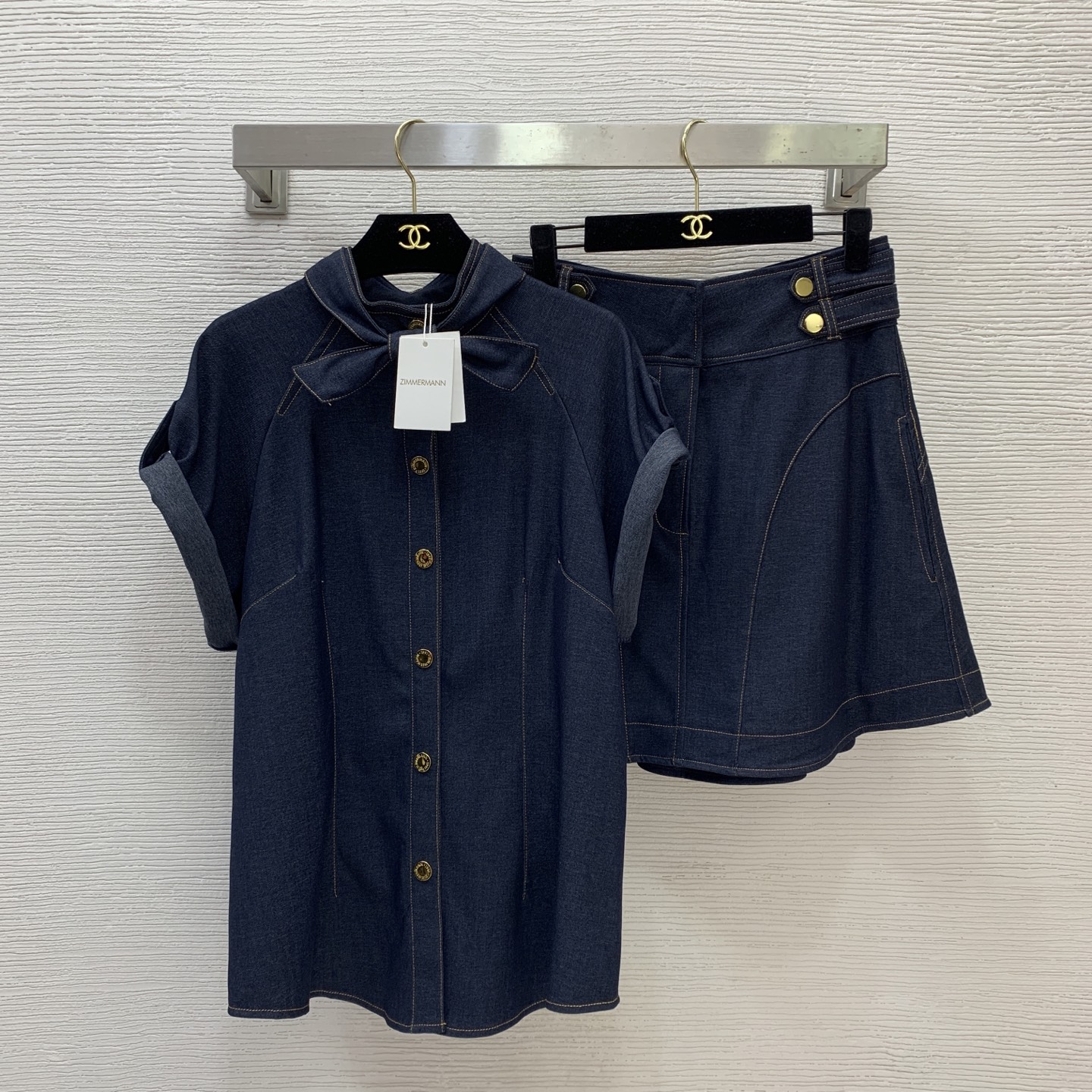 NO:775222,The highest version on the market, the girl inspects the goods, trims the three marks on the threads, takes pictures of the goods and takes videos. If you want quality or service, please add me on WeChat. We do not accept urgent orders. Style number D26022948 ZIMMERMA*N Zimmerman Australian brand custom-made two-piece soft denim suit with stylish temperament!  Letter logo buttons, small stand-up collar, short-sleeved denim top, irregular arc hem, high waist, slimming A-line denim skirt!  Dark blue, 1.2.3.4/SMLXL (M size bust 98, raglan sleeve length 31, dress length 68; waist 72, skirt length 44), Zimmerman-clothing, skirts, T-shirt,19860909市面最高版本小妹验货、修剪线头上三标、货可图及拍视频,要品质要服务的加我微信,不接急单.款号D26022948 ZIMMERMA*N 兹默曼澳洲品牌定制气质时尚软牛仔两件套装！字母logo纽扣小立领短袖牛仔上衣不规则弧摆高腰显瘦A字牛仔半身裙！深蓝、1.2.3.4/SMLXL（M码胸围98,连肩袖长31,衣长68；腰围72,裙长44）,兹默曼-服装,skirts,T-shirt,,Women's clothing