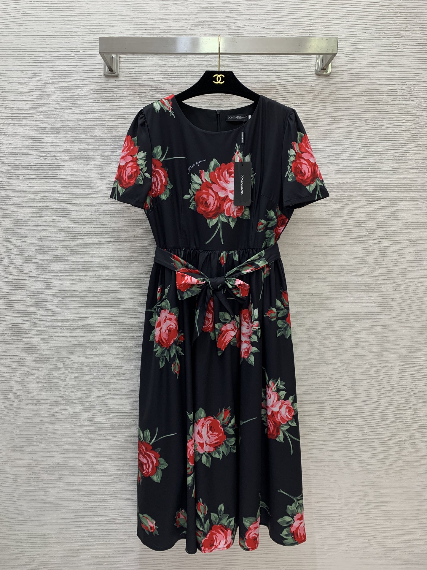 NO:739671,Style number G22943 & Dolce & Gabbana DG* new red flower and green leaf pattern printed pleated stitching large skirt waist slimming mid-length round neck short-sleeved dress!  Black, (XL size shoulder width 38, bust 96, waist 82, sleeve length 23, skirt length 116) hair, Dolce&Gabbana, skirts, T-shirt,19860909款号G22943 &杜嘉班纳DG*新款 红花绿叶图案印花压褶拼接大裙摆收腰显瘦中长款圆领短袖连衣裙！黑色, （XL码肩宽38,胸围96,腰围82,袖长23,裙长116）发,,Dolce&Gabbana,skirts,T-shirt,,Women's clothing