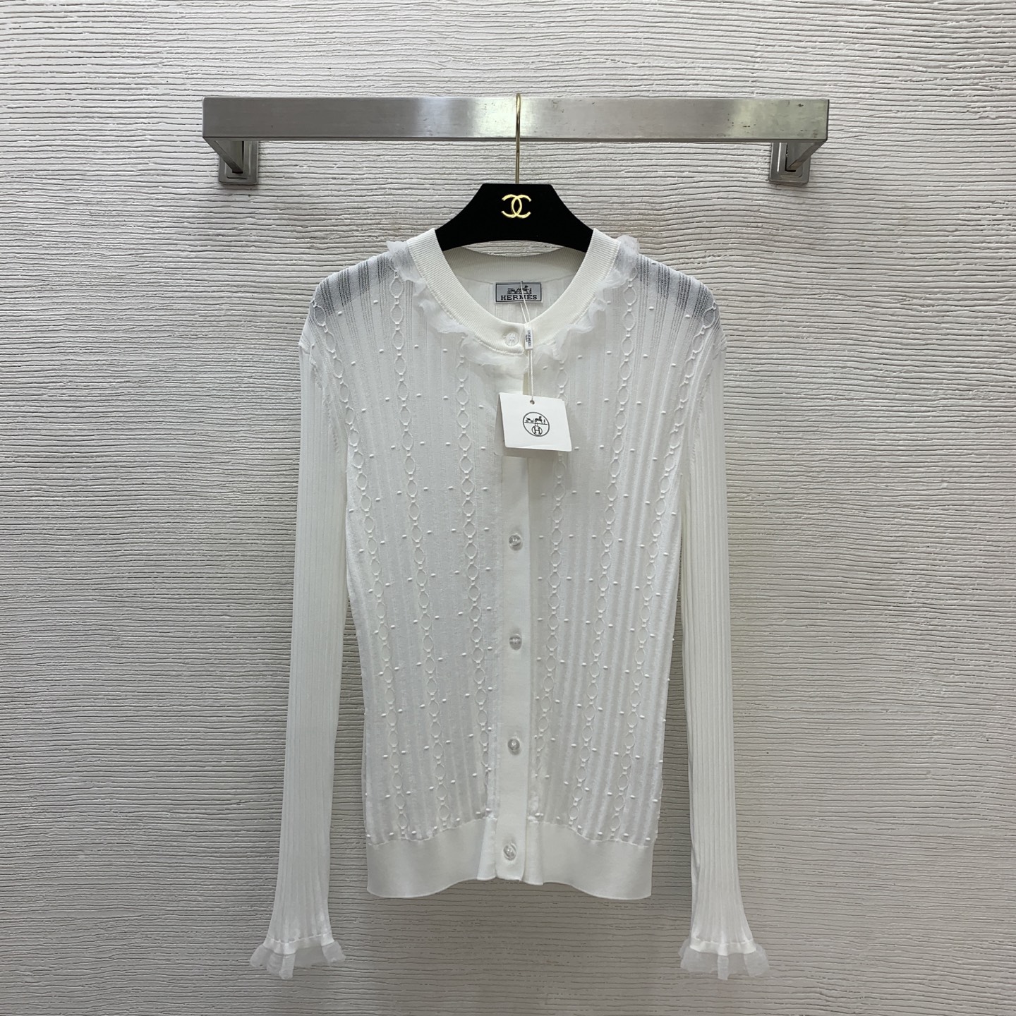 NO:739115,Style No. G26022948 HERM* Early spring new model. High-end customized wool blended yarn fabric, three-dimensional polka dot chain stripe ruffle splicing, stylish, slim and slim long-sleeved knitted cardigan top!  Light pink, black, white, 36.38.40 (shoulder width 40, bust 86, sleeve length 56, dress length 59 for size 38),, hermes,19860909款号G26022948 HERM*早春新款 高端定制羊毛混纺纱线面料、立体波点链条纹荷叶边拼接气质时尚修身显瘦长袖针织开衫上衣！浅粉、黑色、白色、36.38.40（38码肩宽40,胸围86,袖长56,衣长59）,,hermes,,Women's clothing