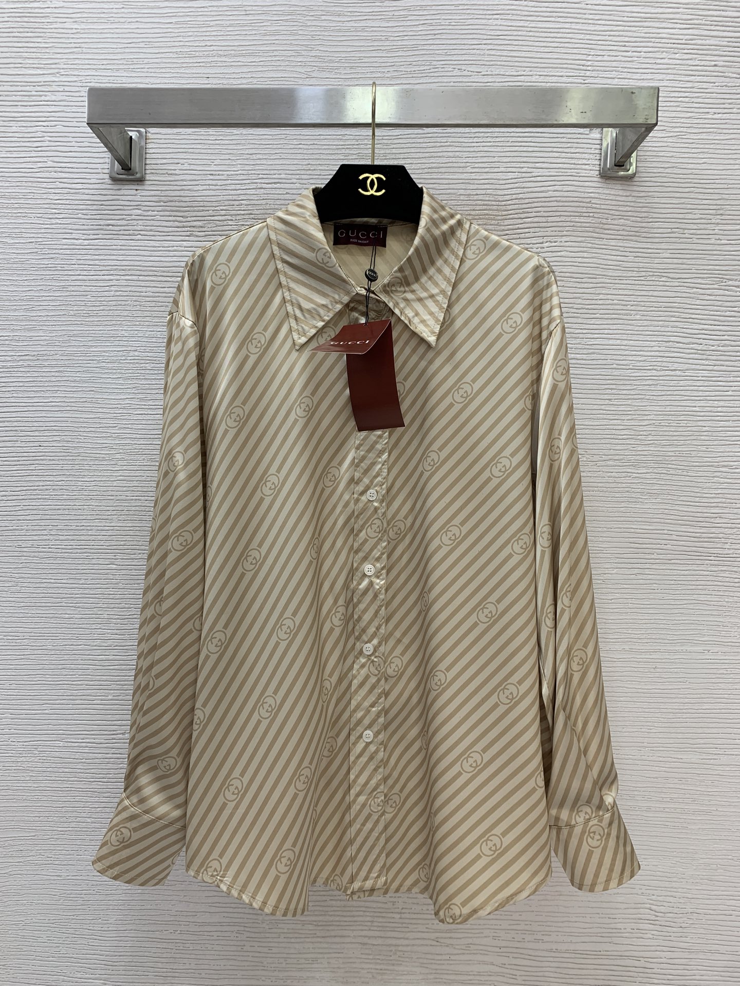 NO:777151,Model No. D26063174 GUCC* new custom-made simulated silk satin fabric, GG letter logo stripe printing, loose and fashionable buttoned lapel long-sleeved shirt!  (M size shoulder width 45, chest 110, sleeve length 57, clothing length 72), Gucci-clothing, gucci, gucci, real silk, silk fabric,19860909款号D26063174 GUCC*新款定制仿真丝绸缎面料、GG字母logo条纹印花宽松时尚系扣翻领长袖衬衣！（M码肩宽45,胸围110,袖长57,衣长72）,古驰-服装,gucci,gucci,real silk,silk fabric,,Women's clothing