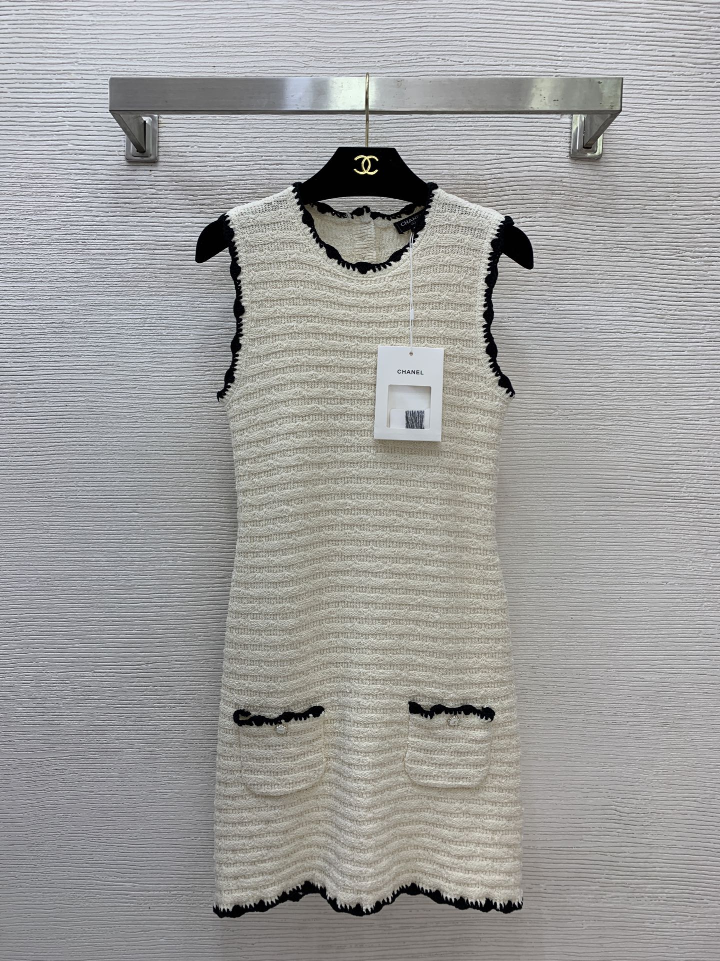 NO:777774,The highest version of the girl on the market inspects the goods, trims the three marks on the threads, and delivers the goods. You can send pictures and take videos. If you want quality and service, add me on WeChat. We will not accept urgent orders. Model No. G26033152 CHANE*L. The new highest version on the market. The girl inspects the goods, trims the three marks on the threads, and delivers the goods. You can send pictures and take videos. If you want quality and service, add me on WeChat. We do not accept urgent orders.  A high version of Xiang Nai’s custom-made double C diamond-encrusted buttons, contrasting wavy edges and horizontal stripes, a slimming sleeveless vest knitted dress!  Apricot, black, 36-38-40 (38 size bust 72, skirt length 78/elastic fabric size is for reference only), Chanel-clothing, chanel, chanel, skirts,19860909市面最高版本小妹验货、修剪线头上三标、发货可发图及拍视频,要品质要服务的加我微信,不接急单.款号G26033152 CHANE*L新市面最高版本小妹验货、修剪线头上三标、发货可发图及拍视频,要品质要服务的加我微信,不接急单.款 高版本香奶奶家定制双C镶钻纽扣、撞色波浪包边横条纹修身显瘦无袖背心针织连衣裙！杏色、黑色、36-38-40（38码胸围72,裙长78/弹力面料尺寸仅供参考）,香奈儿-服装,chanel,chanel,skirts,,Women's clothing