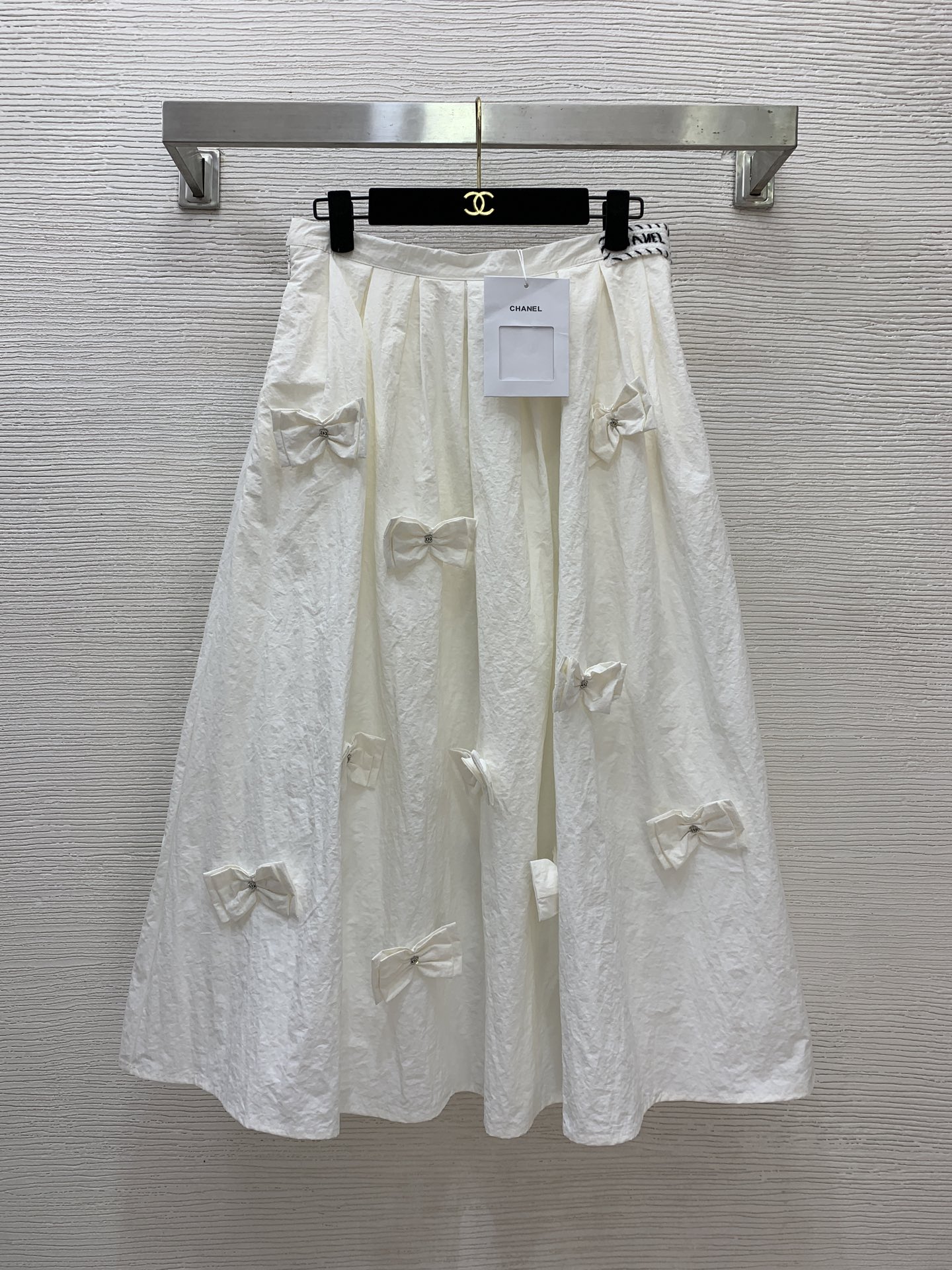 NO:777773,The highest version of the girl on the market inspects the goods, trims the three marks on the threads, and delivers the goods. You can send pictures and take videos. If you want quality and service, add me on WeChat. We will not accept urgent orders. Model No. D26033153 CHANE*L. The new highest version on the market. The girl inspects the goods, trims the three marks on the threads, and delivers the goods. You can send pictures and take videos. If you want quality and service, add me on WeChat. We do not accept urgent orders.  Sweet temperament, age-reducing bow, double C diamond-embellished decoration, pressed pleats, large swing, high waist, slimming, the highest version on the market. The girl will inspect the goods, trim the three marks on the threads, and ship the goods. You can send pictures and videos. If you want quality and service, add me on WeChat. We will not accept urgent orders. This skirt!  Navy blue, off-white, (M size waist 70, skirt length 81), Chanel-clothing, chanel, chanel, skirts,19860909市面最高版本小妹验货、修剪线头上三标、发货可发图及拍视频,要品质要服务的加我微信,不接急单.款号D26033153 CHANE*L新市面最高版本小妹验货、修剪线头上三标、发货可发图及拍视频,要品质要服务的加我微信,不接急单.款 气质甜美减龄蝴蝶结双C镶钻装饰压褶蓬蓬大摆高腰显瘦长市面最高版本小妹验货、修剪线头上三标、发货可发图及拍视频,要品质要服务的加我微信,不接急单.款半身裙！藏青色、米白色、（M码腰围70,裙长81）,香奈儿-服装,chanel,chanel,skirts,,Women's clothing