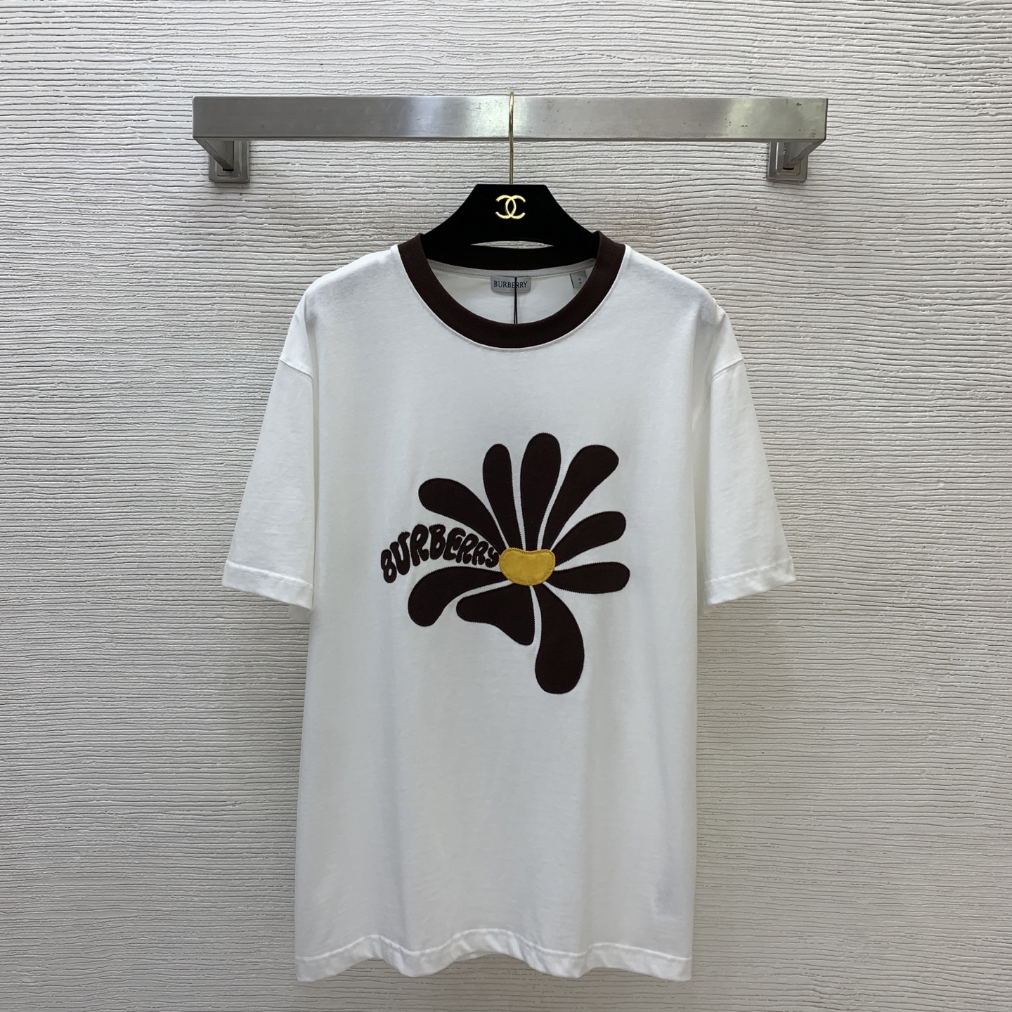 NO:842563,Style number G26051665 BURBERR* new high-end customized high-quality pure cotton fabric, letter logo daisy embroidery contrasting color round neck loose and versatile short-sleeved T-shirt top!  White, purple, (M size shoulder width 51, chest 106, sleeve length 23, clothing length 74),, burberry, T-shirt, tees, t-shirt,19860909款号G26051665 BURBERR*新款高端定制优质纯棉面料、字母logo雏菊刺绣撞色圆领宽松百搭短袖t恤上衣！白色、紫色、（M码肩宽51,胸围106,袖长23,衣长74）,,burberry,T-shirt,tees，t-shirt,,Women's clothing