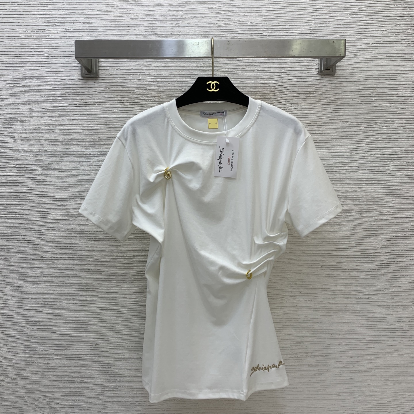 NO:857076,The highest version of the girl on the market inspects the goods, trims the three marks on the threads, pictures of the goods and takes videos. If you want quality and service, please add me on WeChat. We will not accept urgent orders. Model No. D26052354 Schiapare*li The highest version of the new Schiaparelli on the market. The girl inspects the goods, trims the three marks on the threads, pictures of the goods and takes videos. If you want quality and service, please add me on WeChat. We do not accept urgent orders.  Customized letter logo gold thread embroidery logo, hoop diamond metal accessories decoration pinch pleat design slimming round neck short-sleeved T-shirt top!  Black, white, (M size shoulder width 44, chest 102, sleeve length 17, clothing length 64), women's clothing, T-shirt, tees, t-shirt,19860909市面最高版本小妹验货、修剪线头上三标、货可图及拍视频,要品质要服务的加我微信,不接急单.款号D26052354 Schiapare*li夏帕瑞利新市面最高版本小妹验货、修剪线头上三标、货可图及拍视频,要品质要服务的加我微信,不接急单.款 定制字母logo金线刺绣标志、环圈镶钻金属配件装饰捏褶设计修身显瘦圆领短袖t恤上衣！黑色、白色、（M码肩宽44,胸围102,袖长17,衣长64）,女装,T-shirt,tees，t-shirt,,Women's clothing